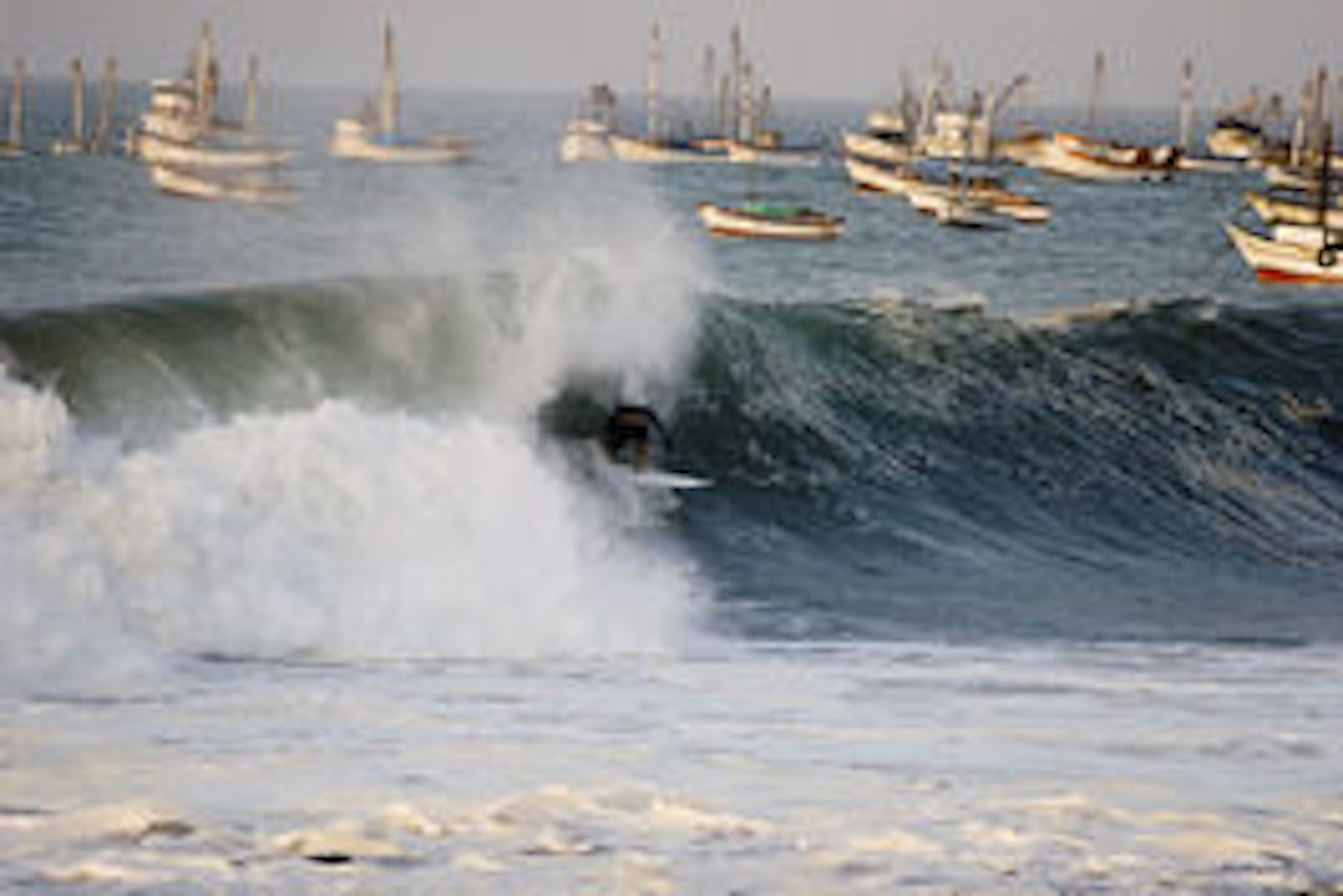 En peruviansk surfer søker spenning i bølgene ved Cabo Blanco. Foto: Christian Nerdrum En peruviansk surfer søker spenning i bølgene ved Cabo Blanco. Foto: Christian Nerdrum