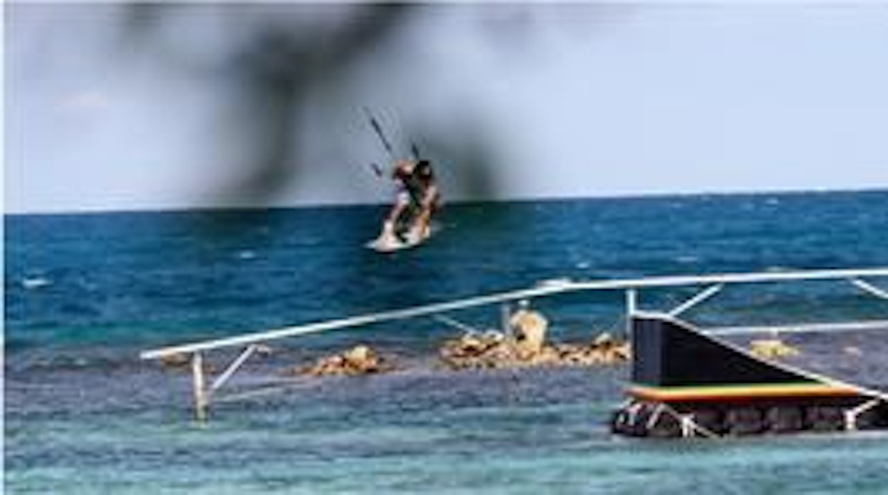 Alf Martin Kollen legger inn en indygrab på kickeren ved Jabberwock beach. Alf Martin Kollen legger inn en indygrab på kickeren ved Jabberwock beach.