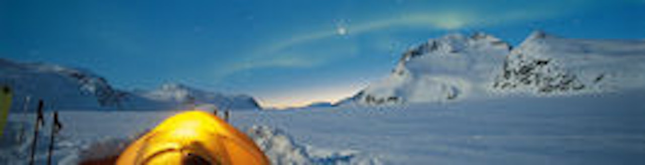 DRØMMELAND: Mt. Hvitserk i kompani av nordlys og telthygge. Foto: Hvitserk Eventyrreiser DRØMMELAND: Mt. Hvitserk i kompani av nordlys og telthygge. Foto: Hvitserk Eventyrreiser