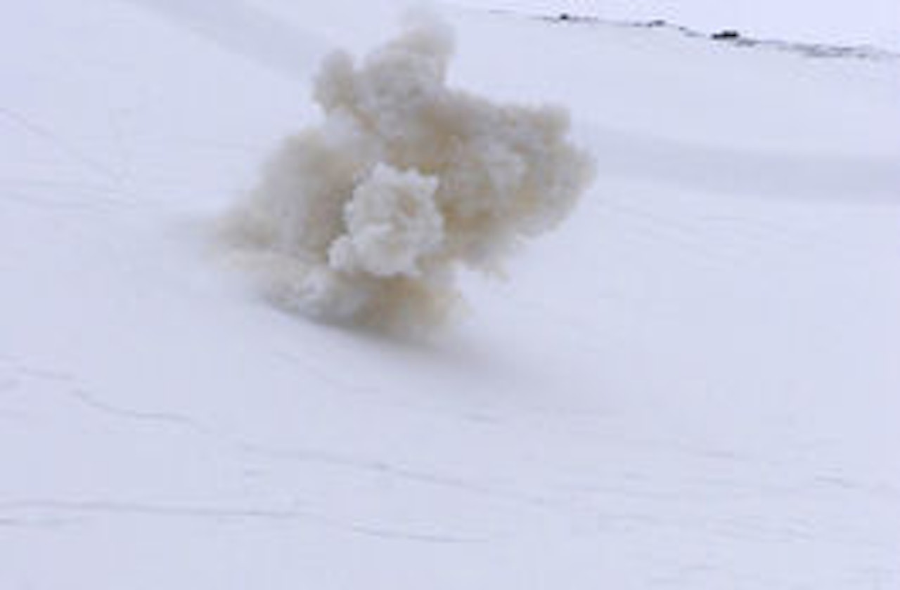 PANG: Snømasser som har potensiale til å treffe løyper, sprenges bort. Foto: Tore Meirik
