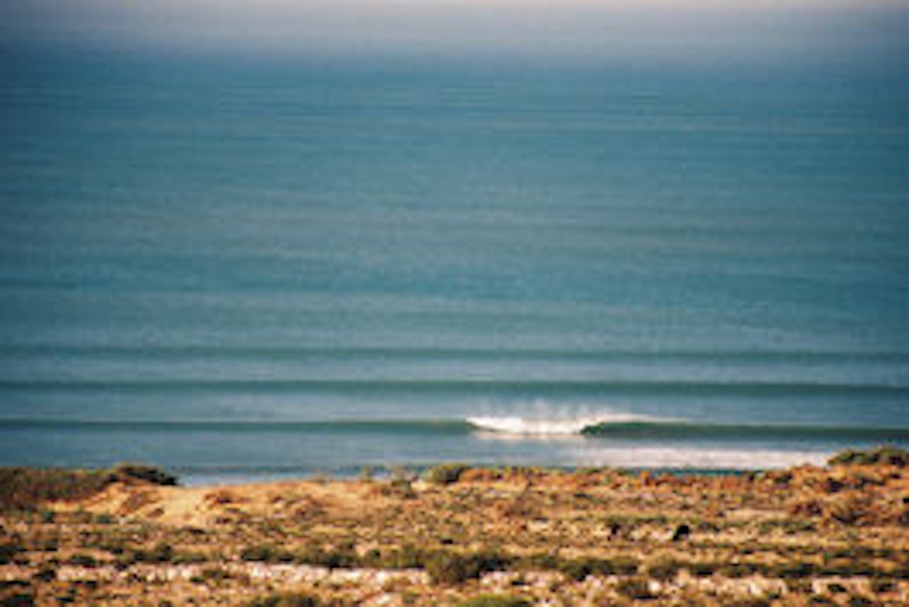 KAPE SIEM: Rene bølger i Nordvest-Afrika, kort vei fra chartermålene. Foto: HK Waarum KAPE SIEM: Rene bølger i Nordvest-Afrika, kort vei fra chartermålene. Foto: HK Waarum