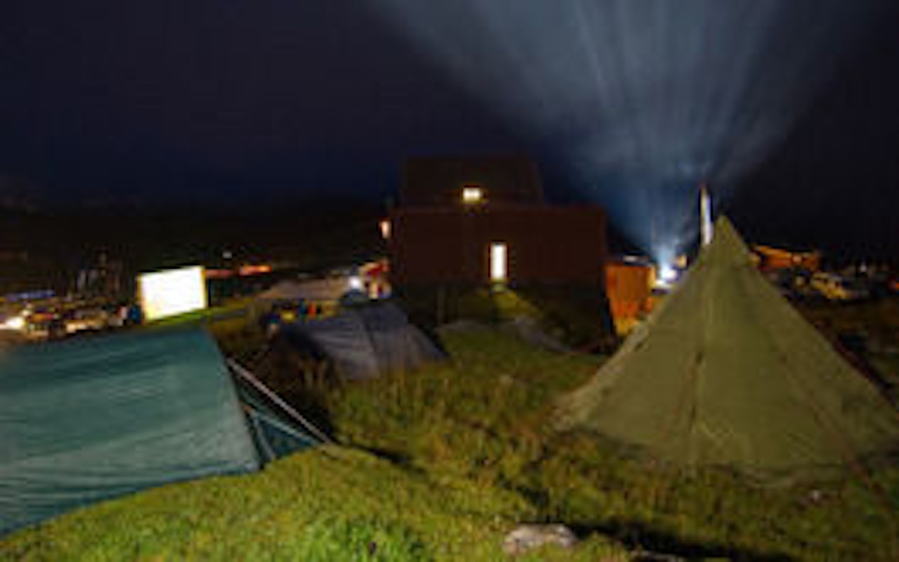 Mer enn 600 mennesker tar turen til Fjellfilmfestivalen på Turtagrø. Mer enn 600 mennesker tar turen til Fjellfilmfestivalen på Turtagrø.