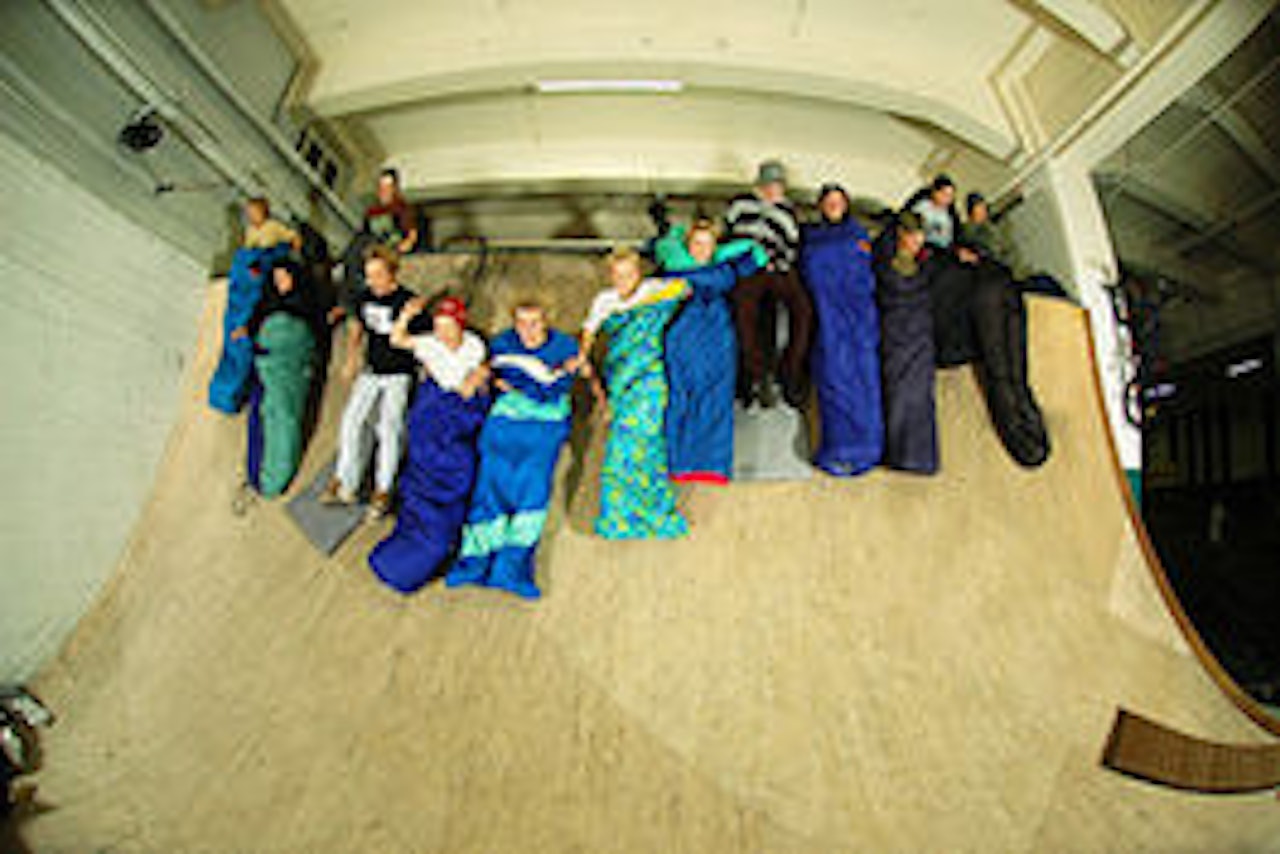 Engasjert ungdom tok natten i Nøstedhallen under en skatecamp i 2007. Foto: Kvanneid Engasjert ungdom tok natten i Nøstedhallen under en skatecamp i 2007. Foto: Kvanneid