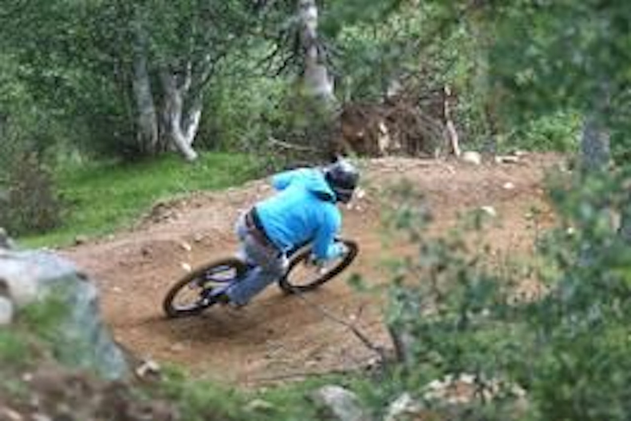 HJEMMEBANE: Erik Gravem nyter feite svinger på hjemmebane. Foto: Simen Berg HJEMMEBANE: Erik Gravem nyter feite svinger på hjemmebane. Foto: Simen Berg