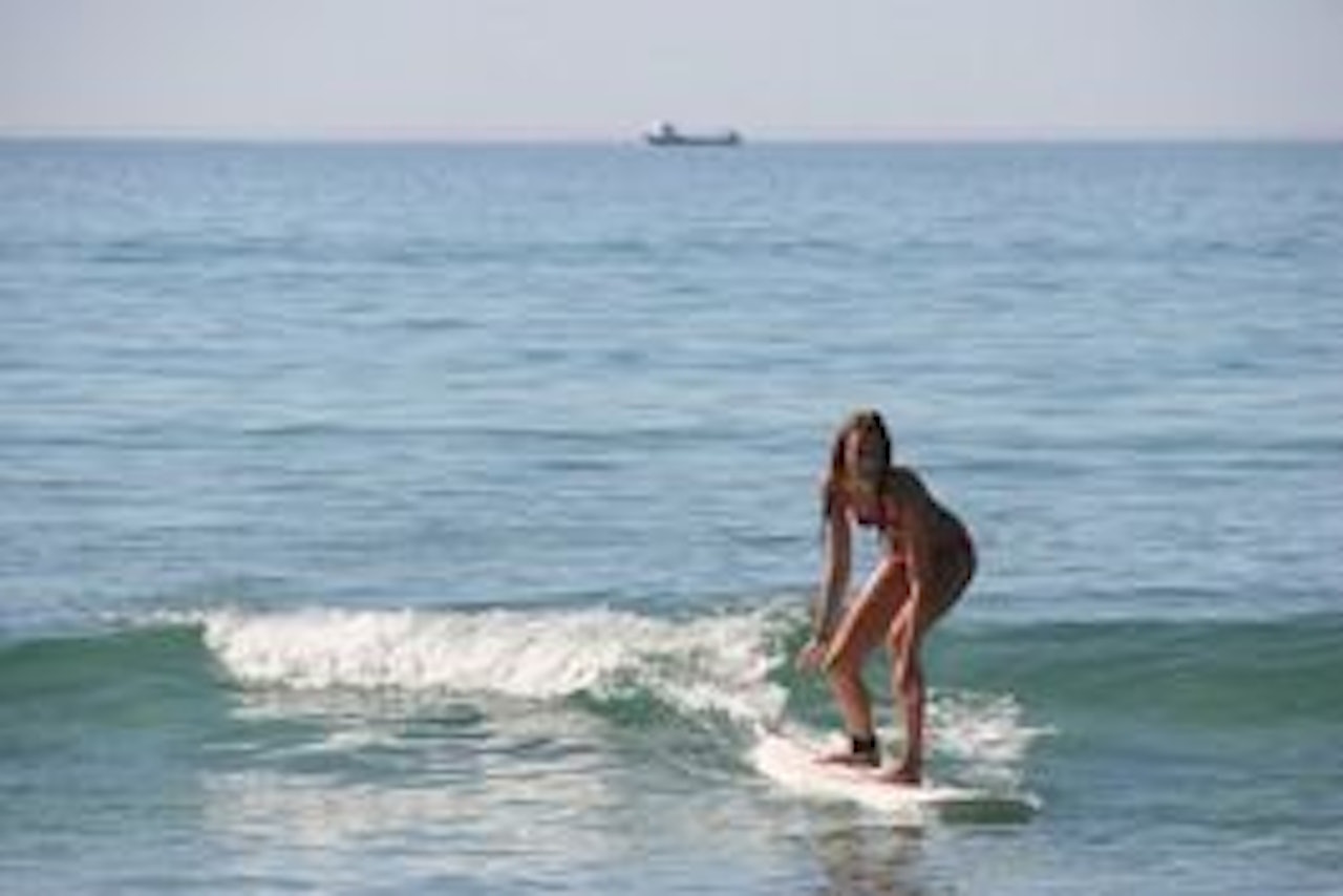 Dorthe Vaagan tar en sjelden bikinibølge på Stad. Foto: Torkel Karoliussen Dorthe Vaagan tar en sjelden bikinibølge på Stad. Foto: Torkel Karoliussen