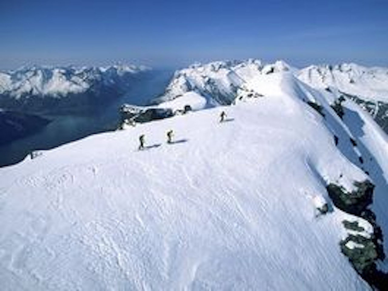Topptur opp fra Hjørundfjorden. Foto: Einar Engdal Topptur opp fra Hjørundfjorden. Foto: Einar Engdal