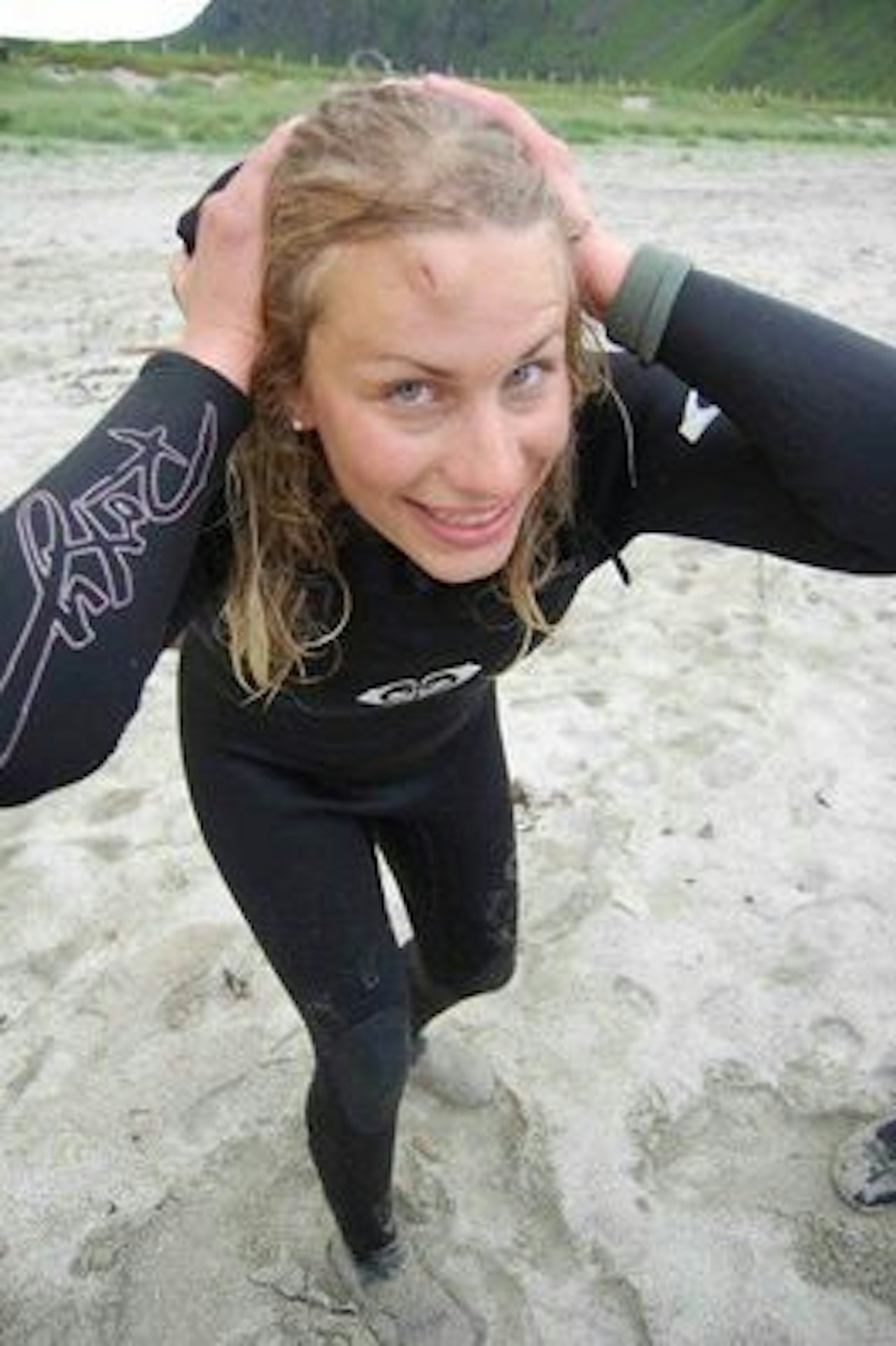 Sol, surf, jenter og kul i panna. Vinner av dameklassen Unn Hauknes måtte ofre litt. Sol, surf, jenter og kul i panna. Vinner av dameklassen Unn Hauknes måtte ofre litt.