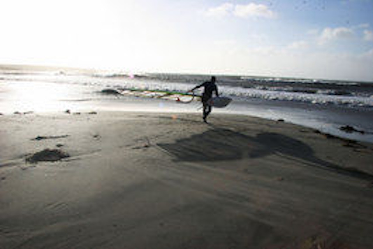 Surfer i solnedgang. Foto: Christian Nerdrum Surfer i solnedgang. Foto: Christian Nerdrum