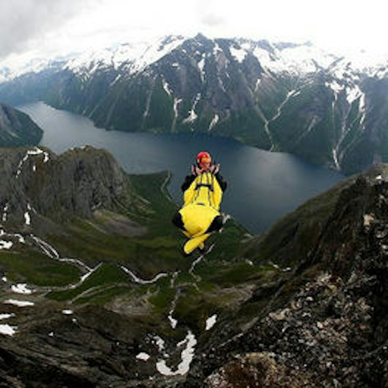 Espen Fadnes, på rygg ut Vikesaksa. Bilde: Loic Jean-Albert Espen Fadnes, på rygg ut Vikesaksa. Bilde: Loic Jean-Albert