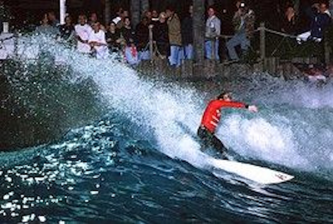 Innendørs surfing i Floridas kunstige bølge i Disneyworld. Innendørs surfing i Floridas kunstige bølge i Disneyworld.