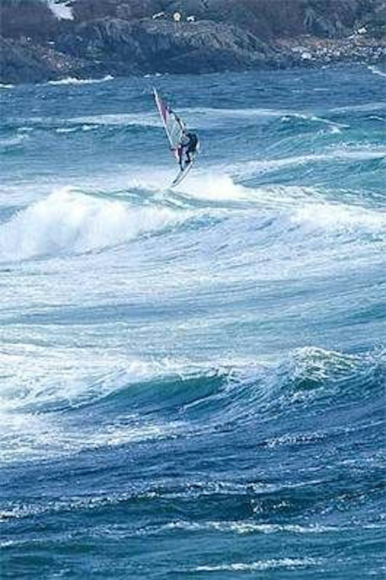 KALD: Thomas Wessel looper forlengs over bølgene på Saltstein. Foto: Nils-Erik Bjørholt KALD: Thomas Wessel looper forlengs over bølgene på Saltstein. Foto: Nils-Erik Bjørholt