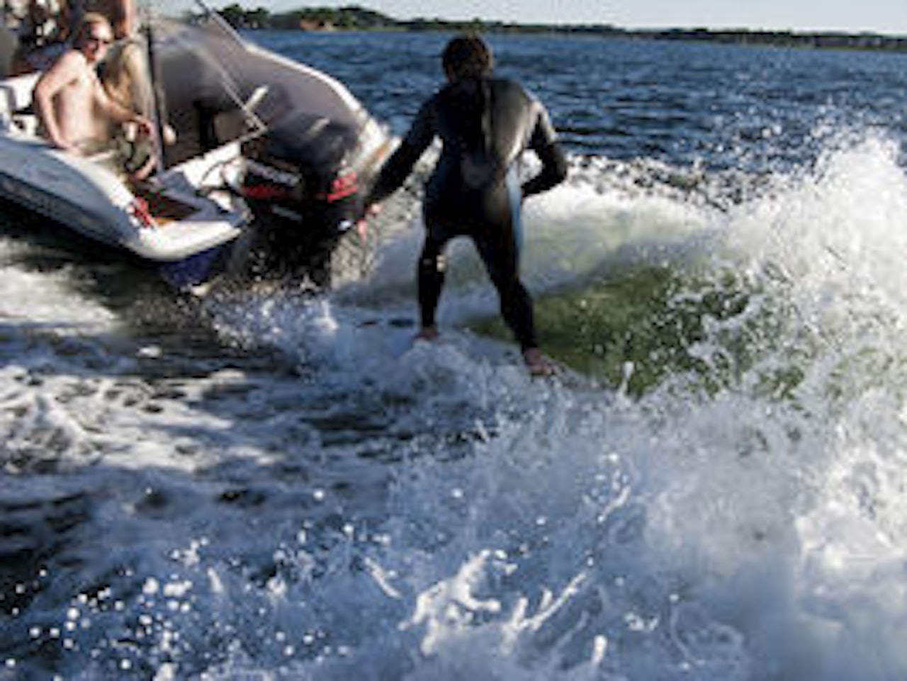 SOMMERLEK: I Tønsbergs skjærgård ruller bølgene alltid for André Natland. Foto: Christian Nerdrum SOMMERLEK: I Tønsbergs skjærgård ruller bølgene alltid for André Natland. Foto: Christian Nerdrum