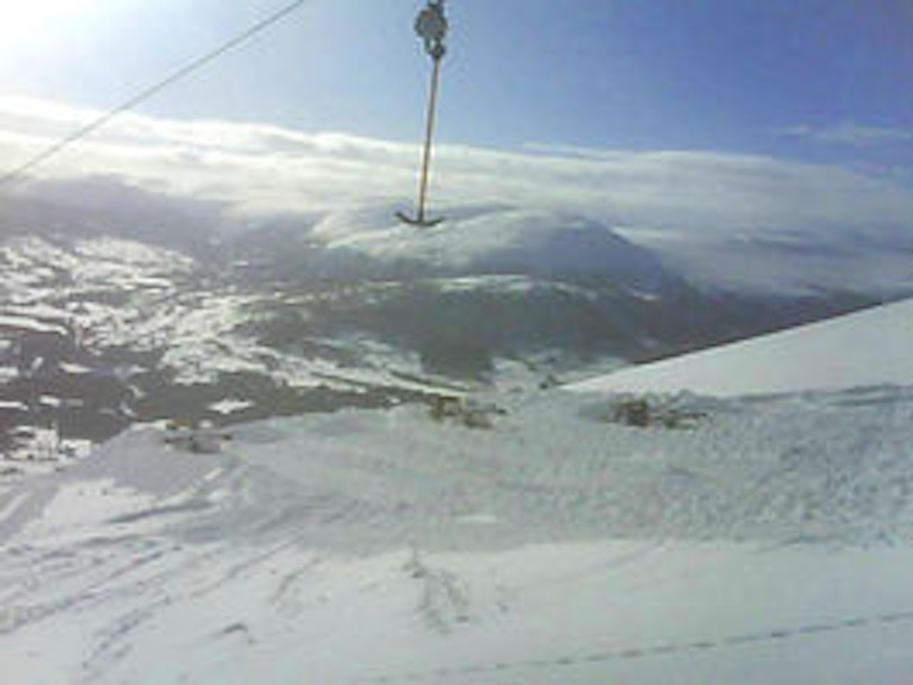 Parksjef Frode Nordbeck i full gang med å skyve store snømengder. Parksjef Frode Nordbeck i full gang med å skyve store snømengder.