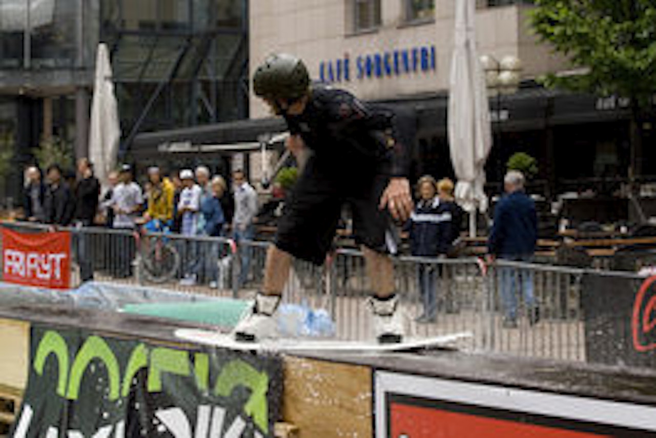 Byggmester Egil Furre blir lokal ripper på Rail Challenge i Grimstad. Bilde: Trond W. Andersen Byggmester Egil Furre blir lokal ripper på Rail Challenge i Grimstad. Bilde: Trond W. Andersen