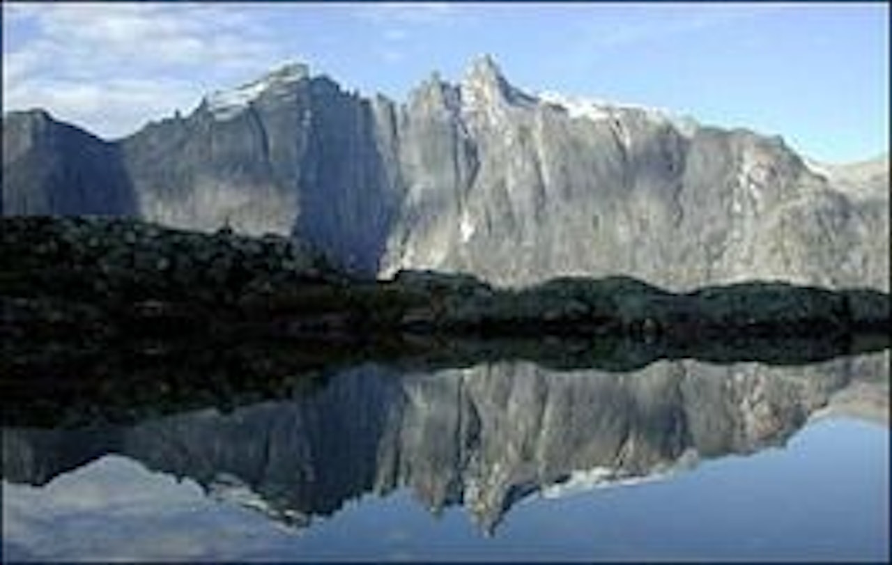 MYTEOMSPUNNET: Den majestetiske Trollveggen speiler seg et vann Litlefjellet i Vengedalen. Foto: Øyvind Heen Den majestetiske Trollveggen speiler seg et vann Litlefjellet i Vengedalen. Foto: Øyvind Heen