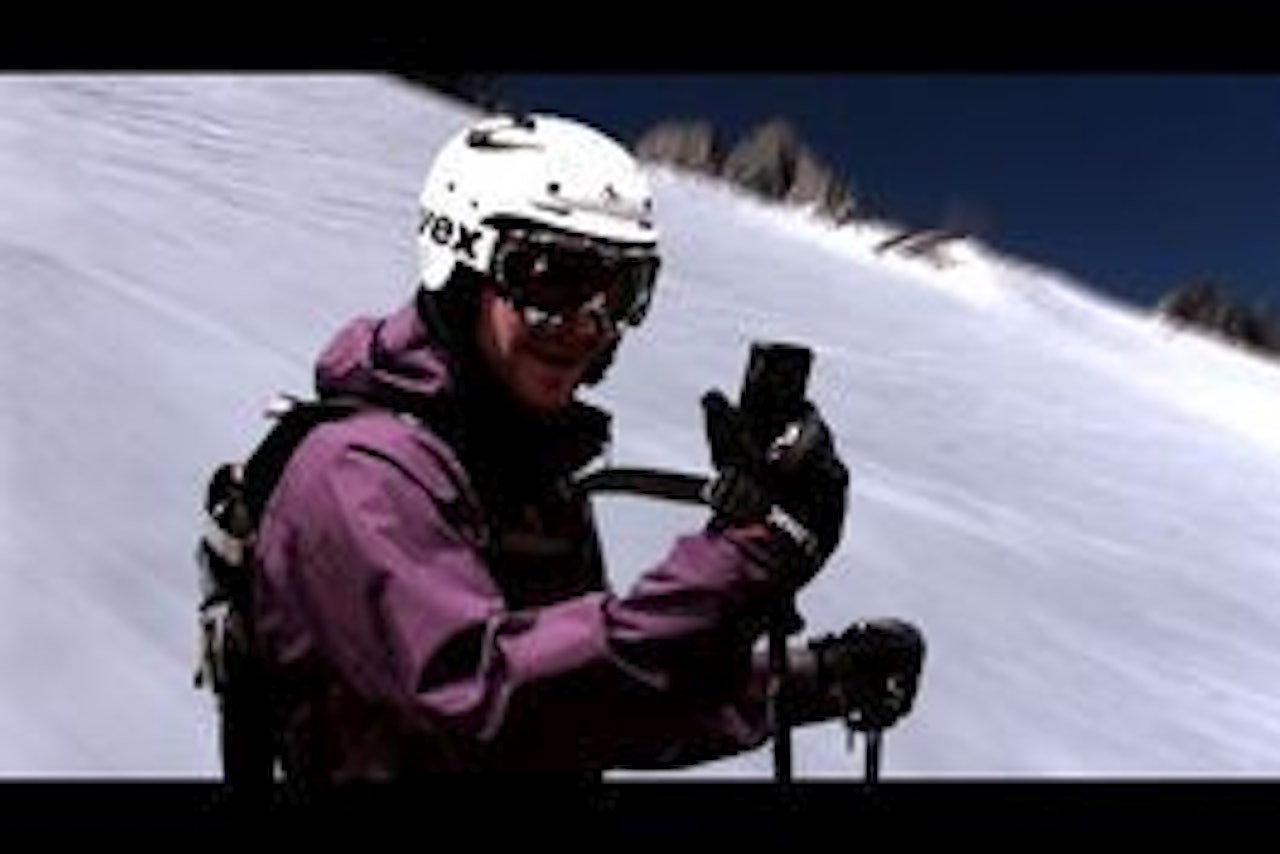 Espen Fadnes har funnet en mobiltelefon. Hva skal han med den? Kast den! Espen Fadnes har funnet en mobiltelefon. Hva skal han med den? Kast den!