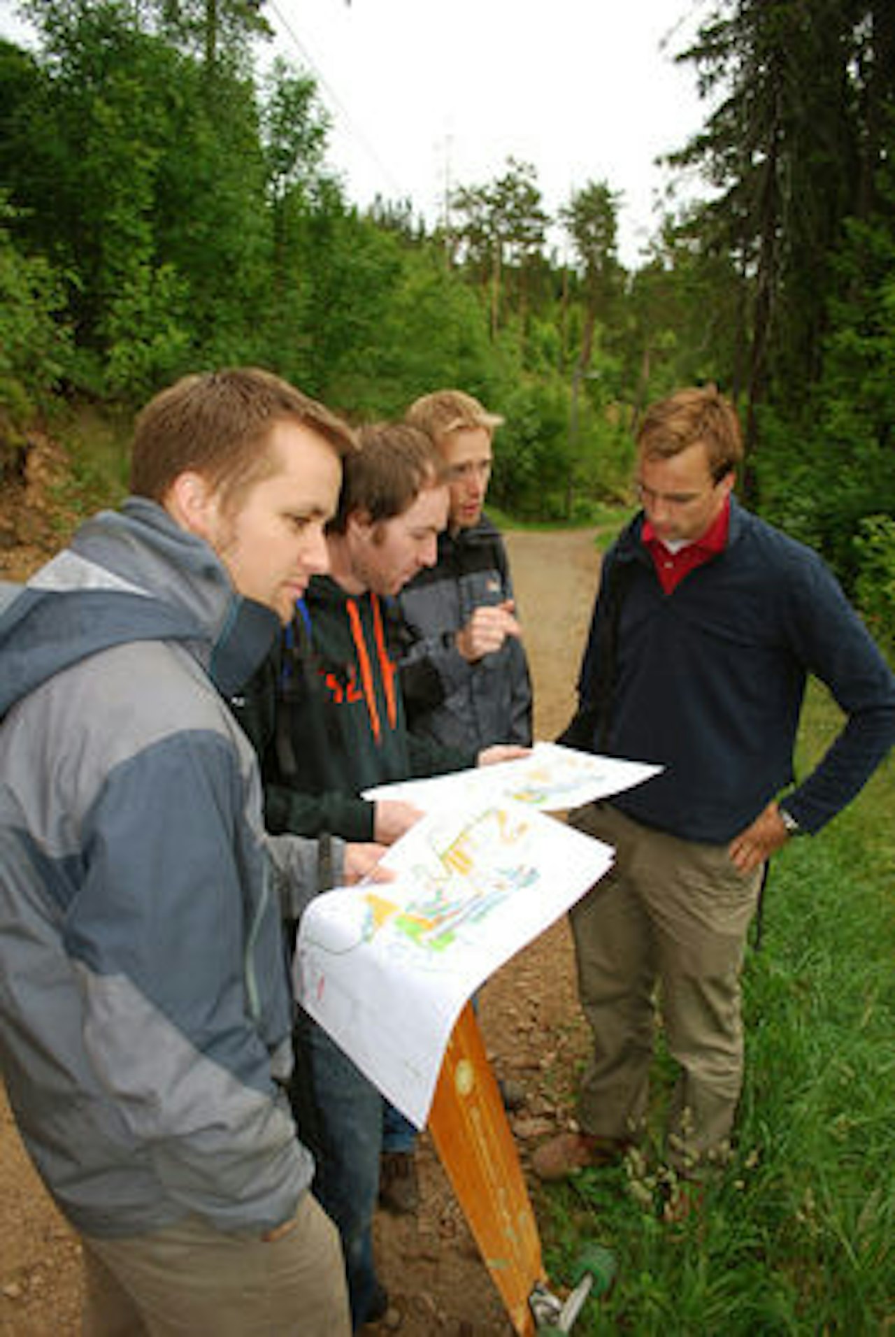 Per Andreas (t.v), Knut Lønquist, Pål Schwartz og Håvard Ellingsen ser over plantegningen Per Andreas (t.v), Knut Lønquist, Pål Schwartz og Håvard Ellingsen ser over plantegningen