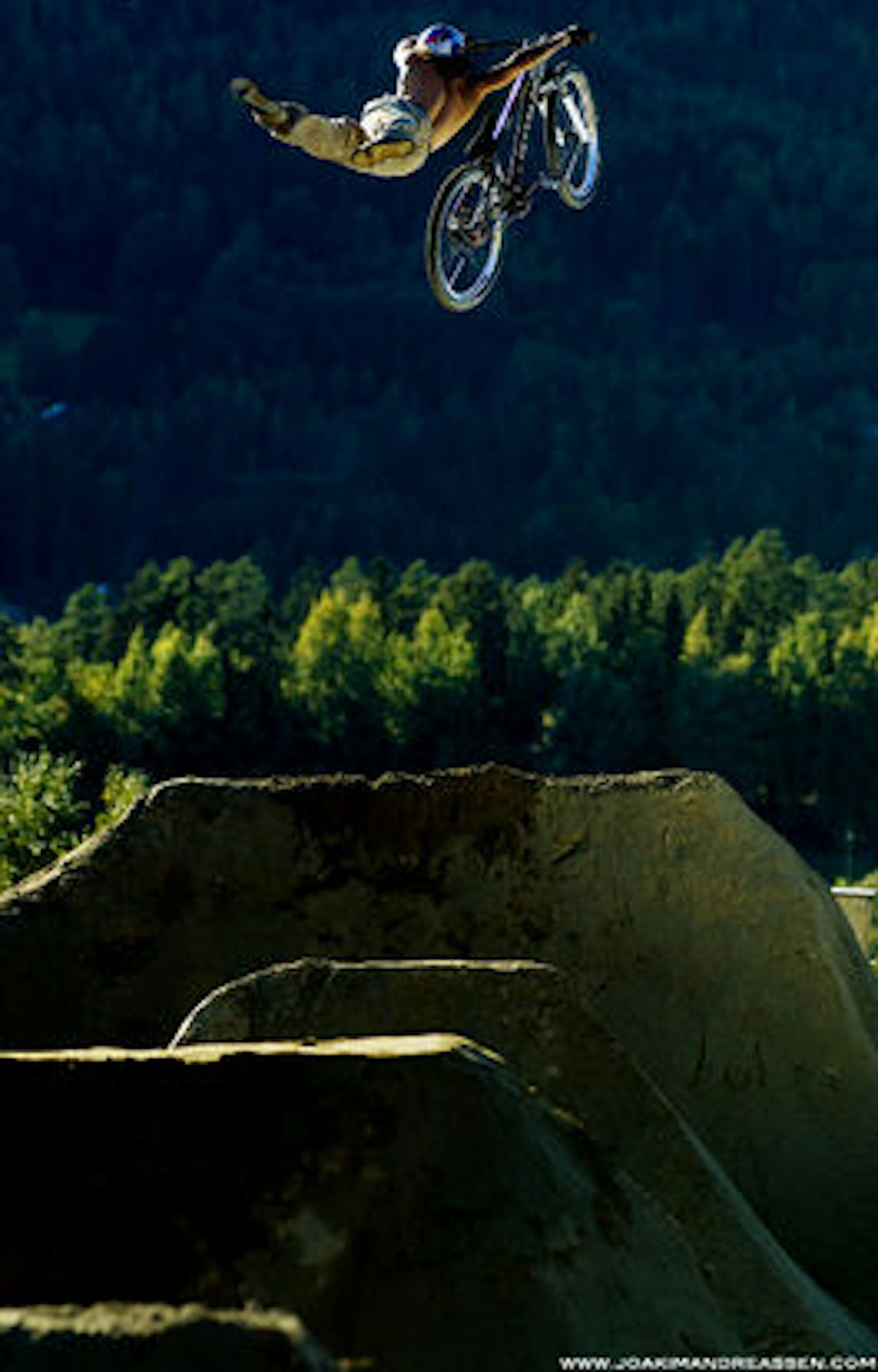 Andreu Lacondeguy svever over Hafjell i supermann-stil. Foto: Joakim Andreassen Andreu Lacondeguy svever over Hafjell i supermann-stil. Foto: Joakim Andreassen