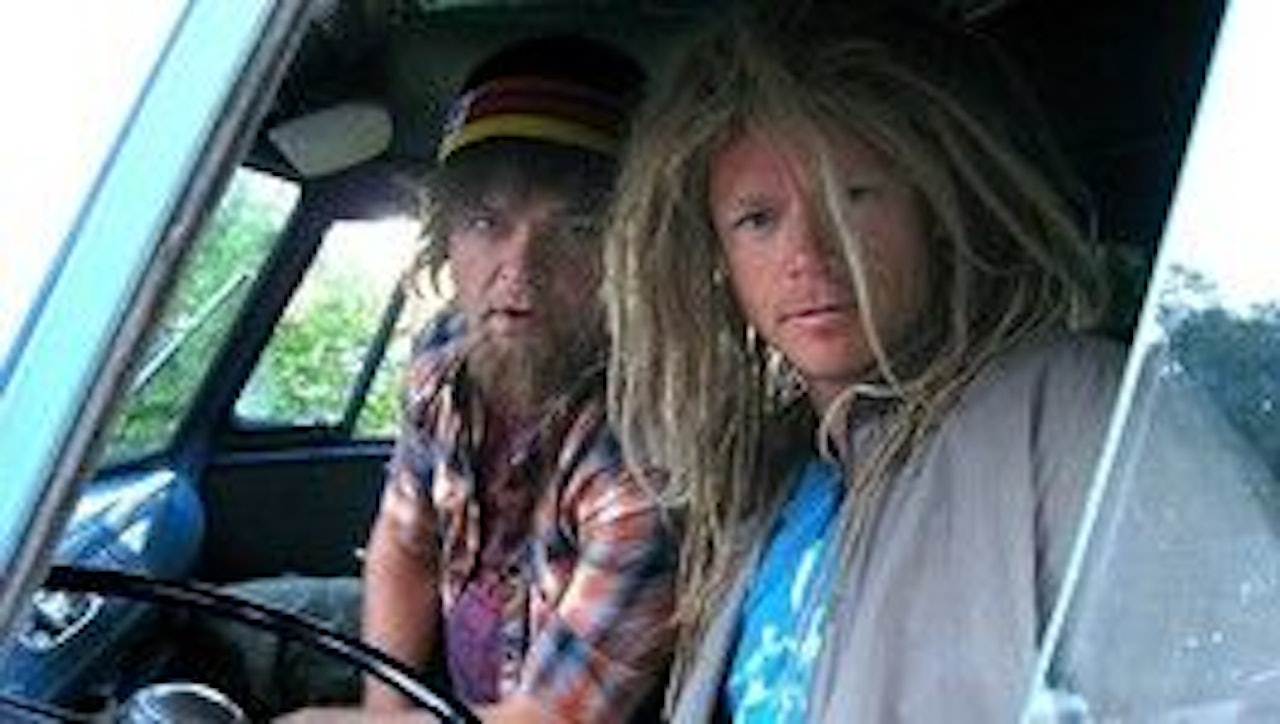 Atle Antonsen og Harald Eia søker adrenalinkick blant grantrær og orienteringsposter. Atle Antonsen og Harald Eia søker adrenalinkick blant grantrær og orienteringsposter.