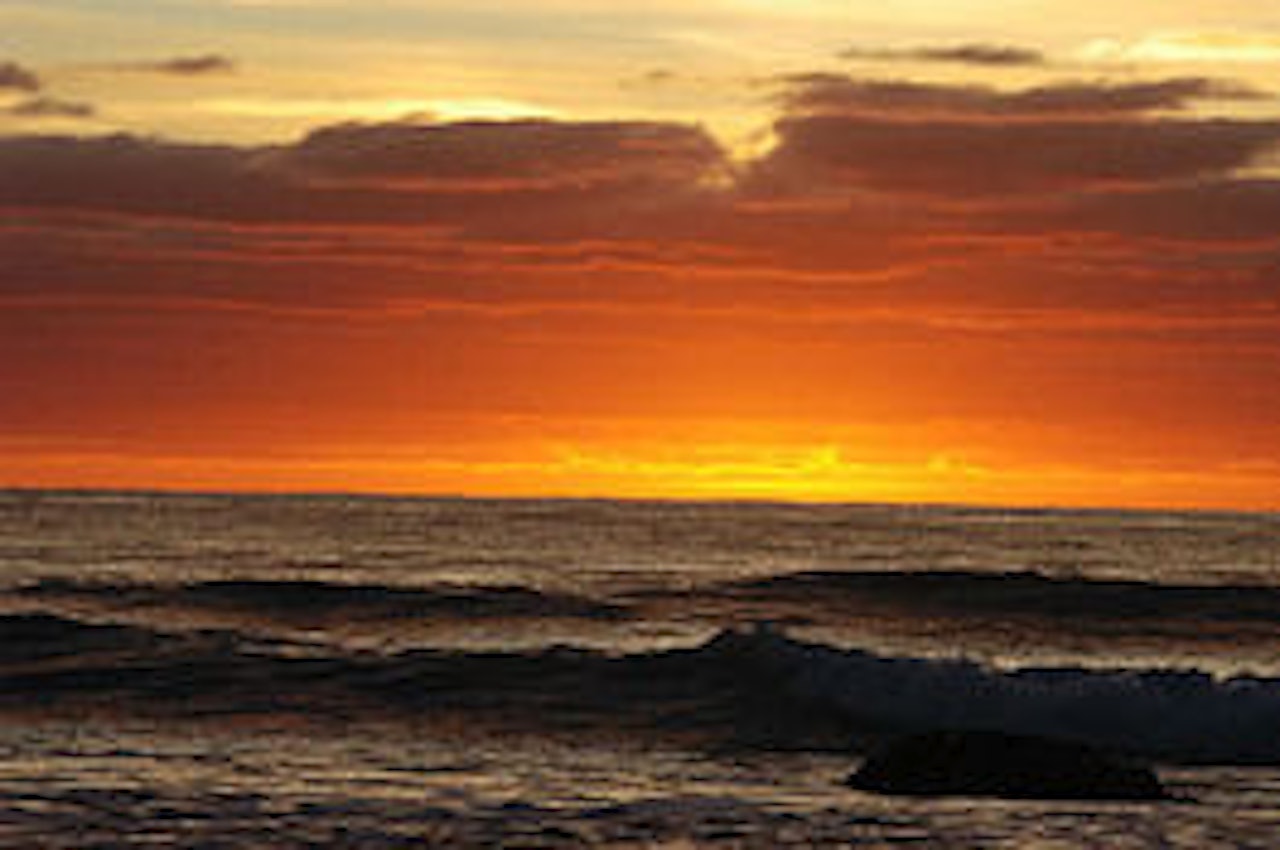Det ble surfet til solen slukker i Atlanterhavet. Foto: Sebastian Kjellström Det ble surfet til solen slukker i Atlanterhavet. Foto: Sebastian Kjellström