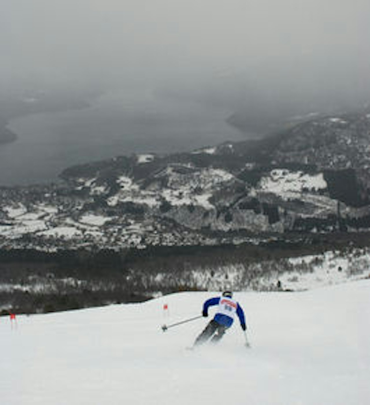 På toppen gir deltakeren alt ned mot Stranda sentrum På toppen gir deltakeren alt ned mot Stranda sentrum