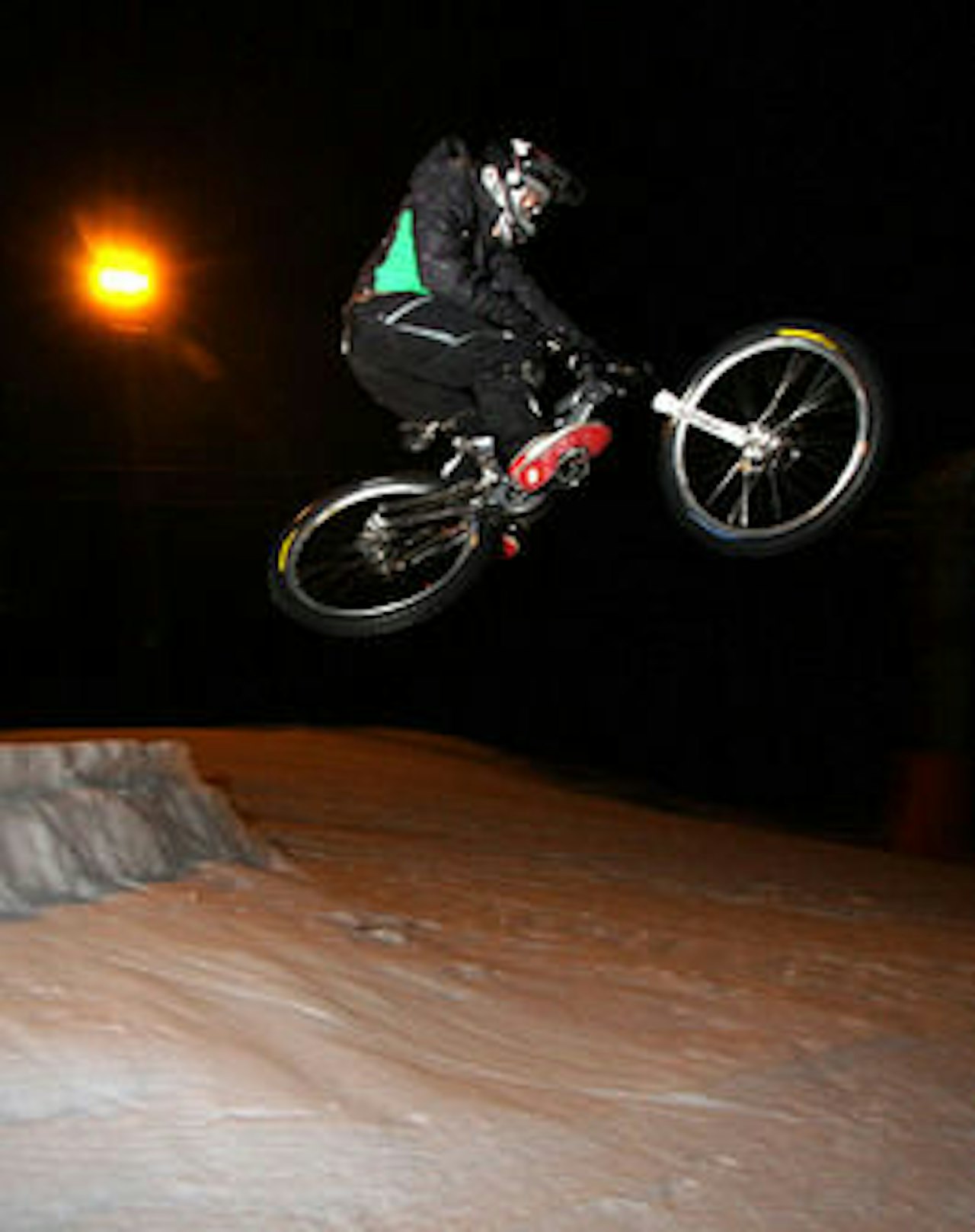 Joachim Ski Torp drar på ut et ski/snowboardhopp i bakken. foto: Are Tallak Joachim Ski Torp drar på ut et ski/snowboardhopp i bakken. foto: Are Tallak