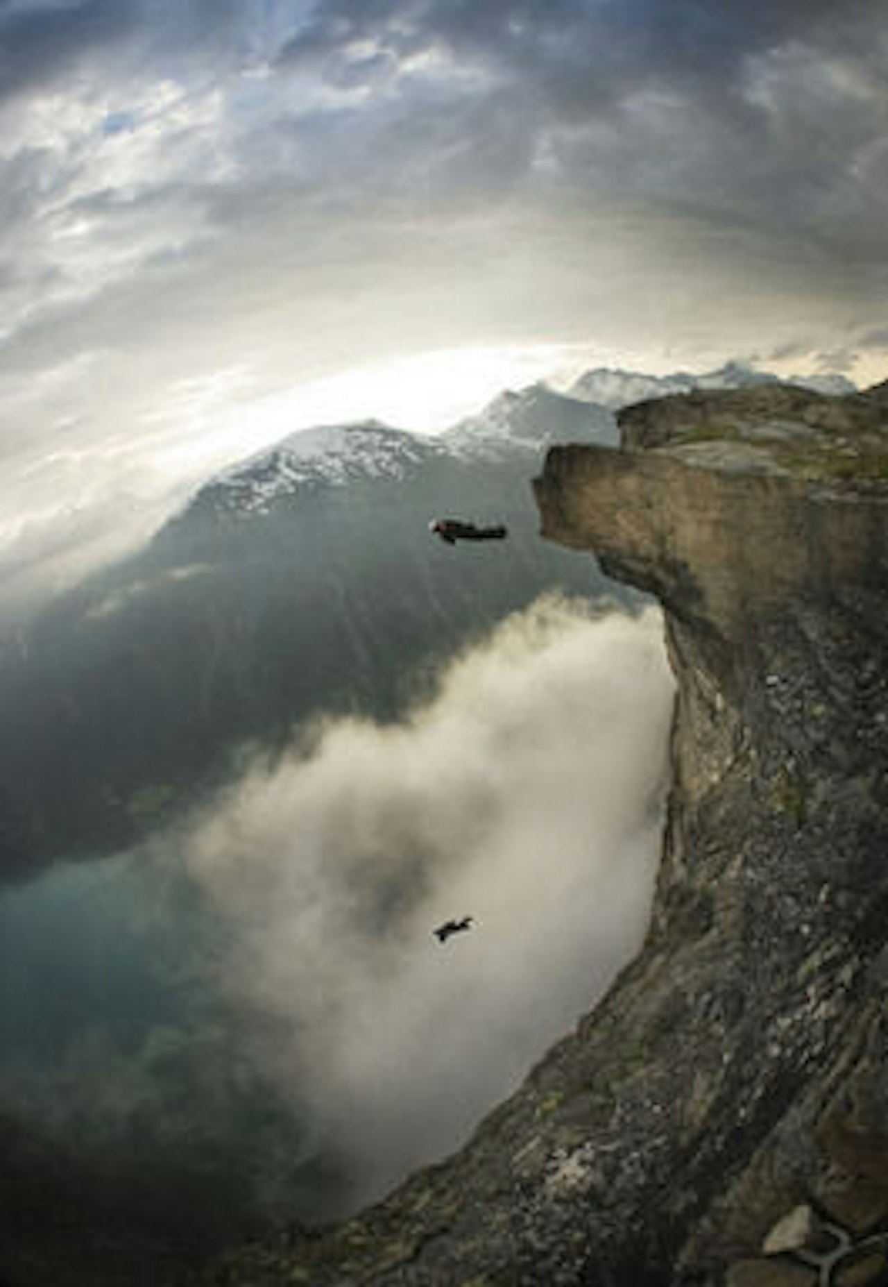 Mann mot mann skal nå verdens raskeste BASE hopper kåres i Romsdalen. Foto: worldbaserace.com