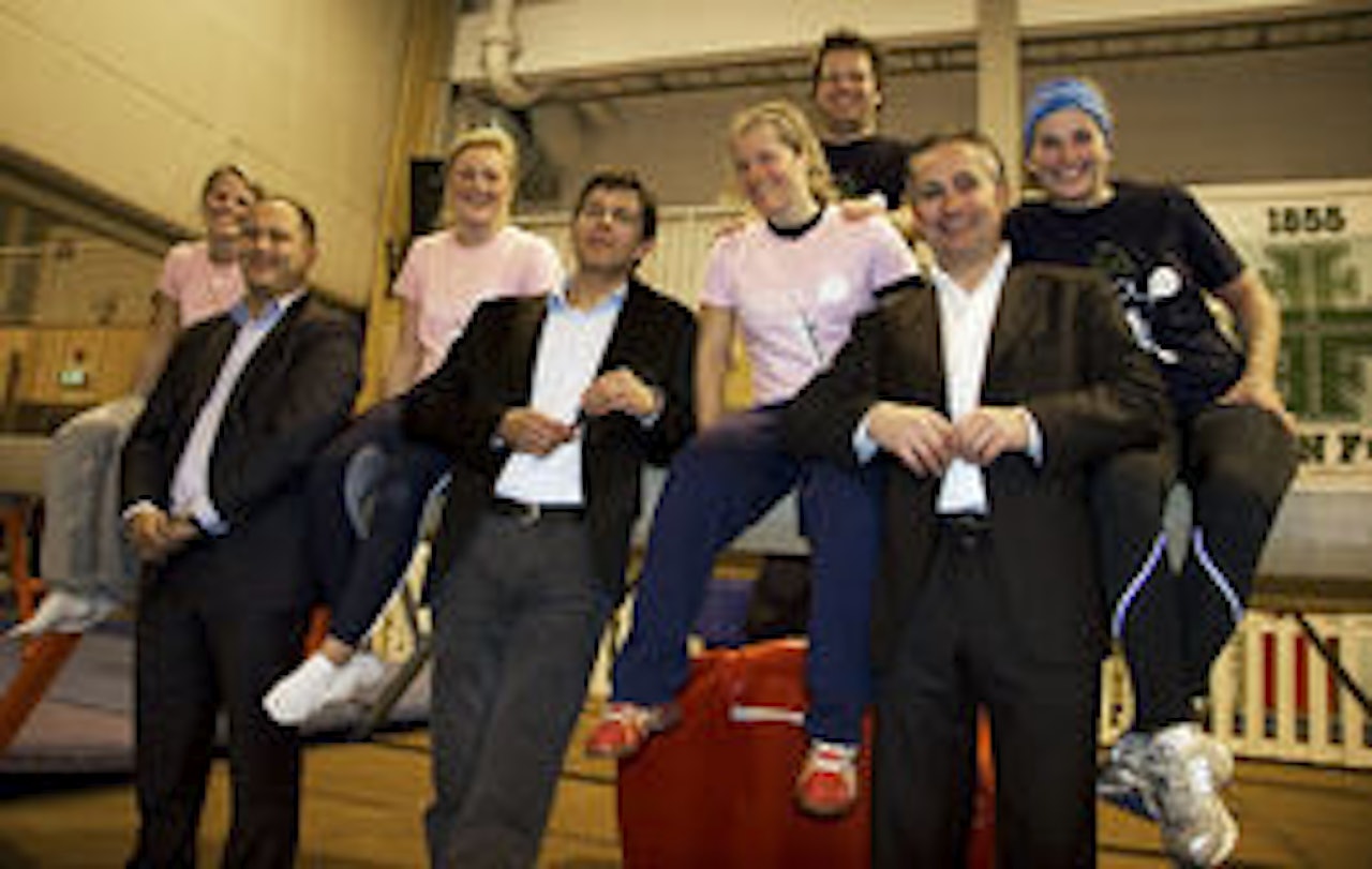 Skicrossjentene med trener Myhre bakerst, og deres velkledde nye sponsor Flamingo. Skicrossjentene med trener Myhre bakerst, og deres velkledde nye sponsor Flamingo.