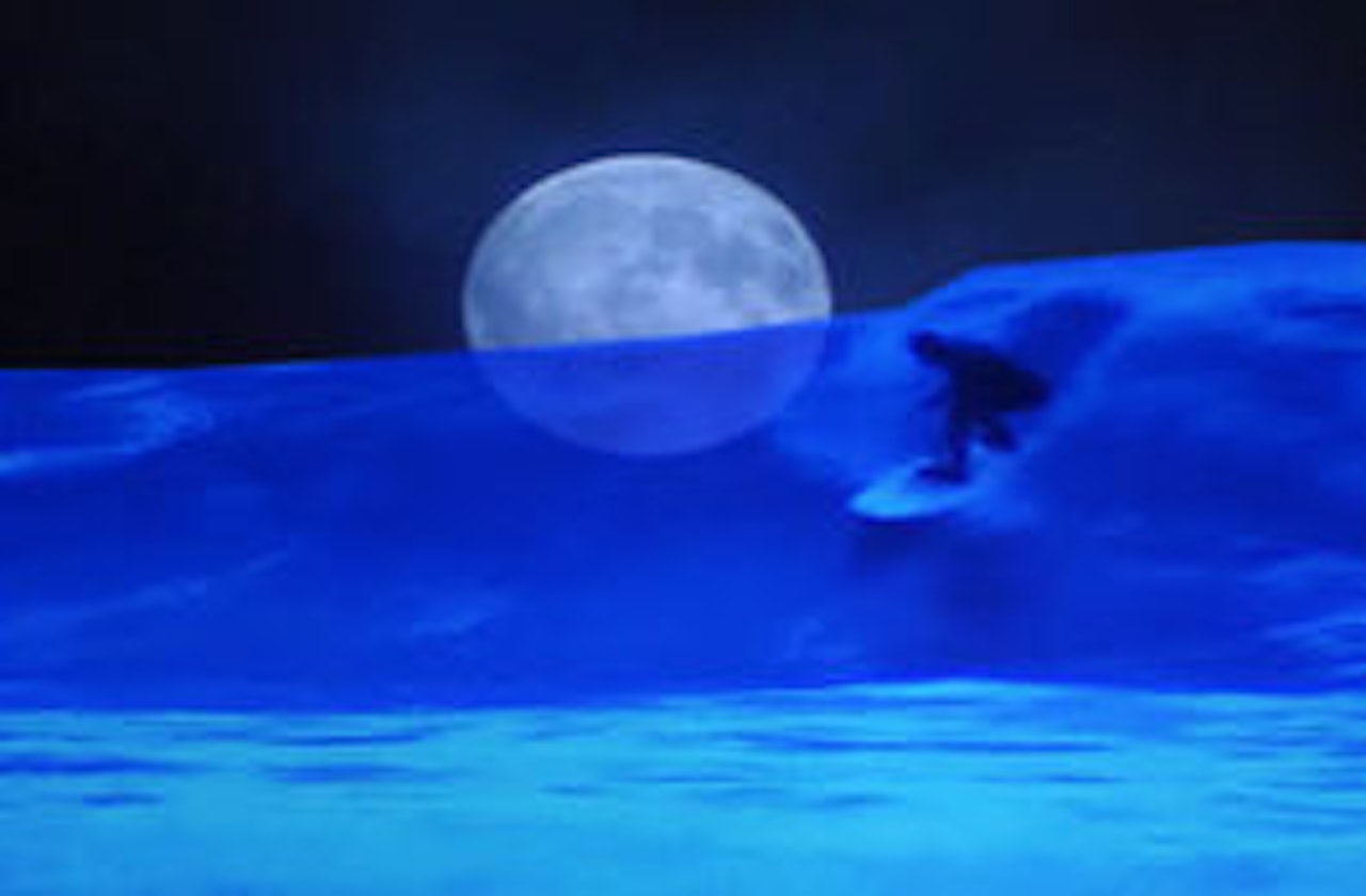 MÅNENS PLANET: Kun med hjelp fra månelyset, surfet de døgnet rundt denne episke dagen. MÅNENS PLANET: Kun med hjelp fra månelyset, surfet de døgnet rundt denne episke dagen.