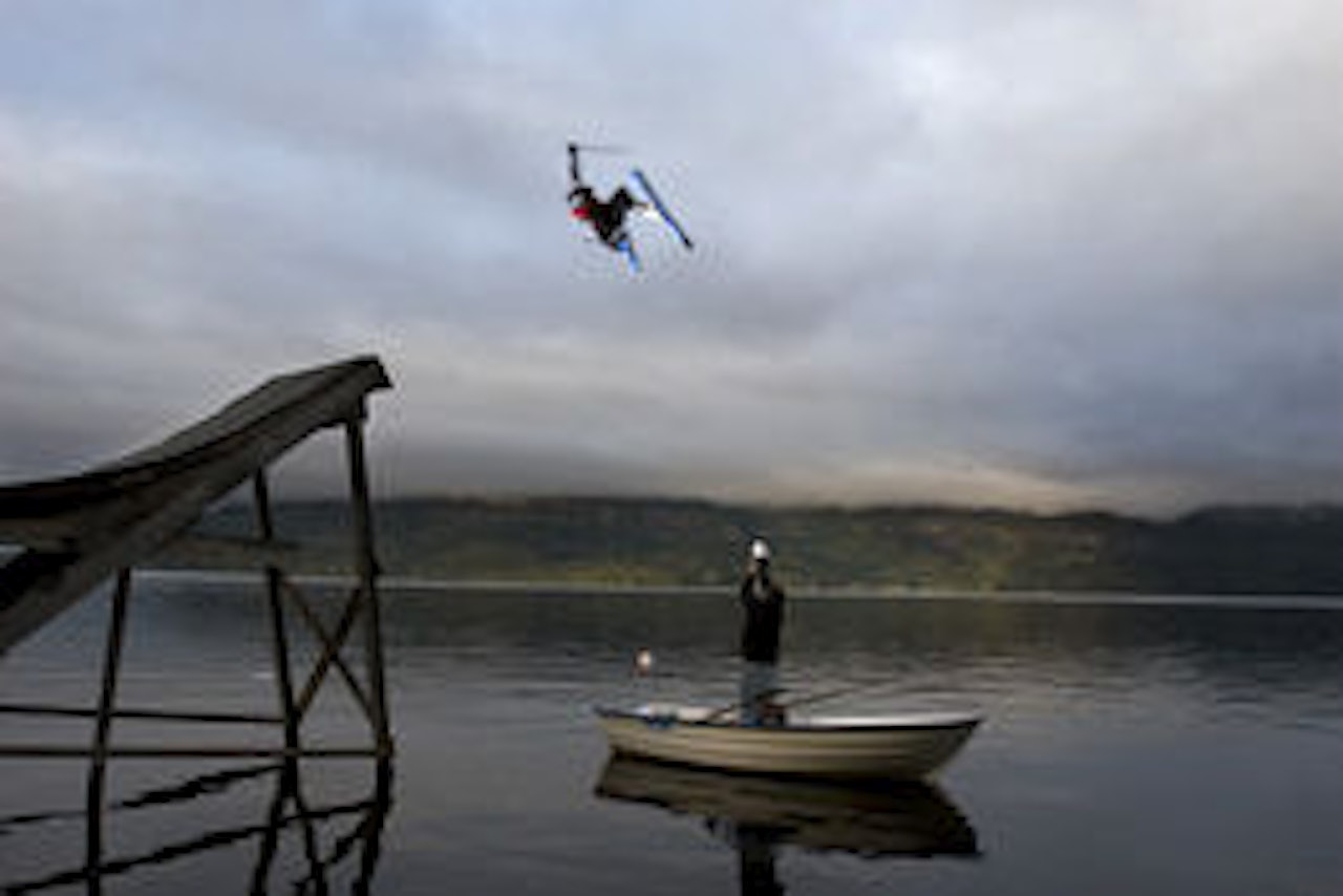Anders har fått god hjelp av kompis Lars Fidjestøl med byggingen av vannhoppet. Foto: H. P. Hval Anders har fått god hjelp av kompis Lars Fidjestøl med byggingen av vannhoppet. Foto: H. P. Hval