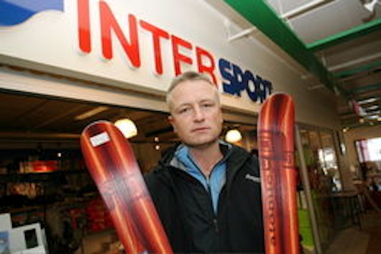 reidar Dvergedal i Intersport Sogndal deler ut et par ski under Fjellsportfestivalen. reidar Dvergedal i Intersport Sogndal deler ut et par ski under Fjellsportfestivalen.