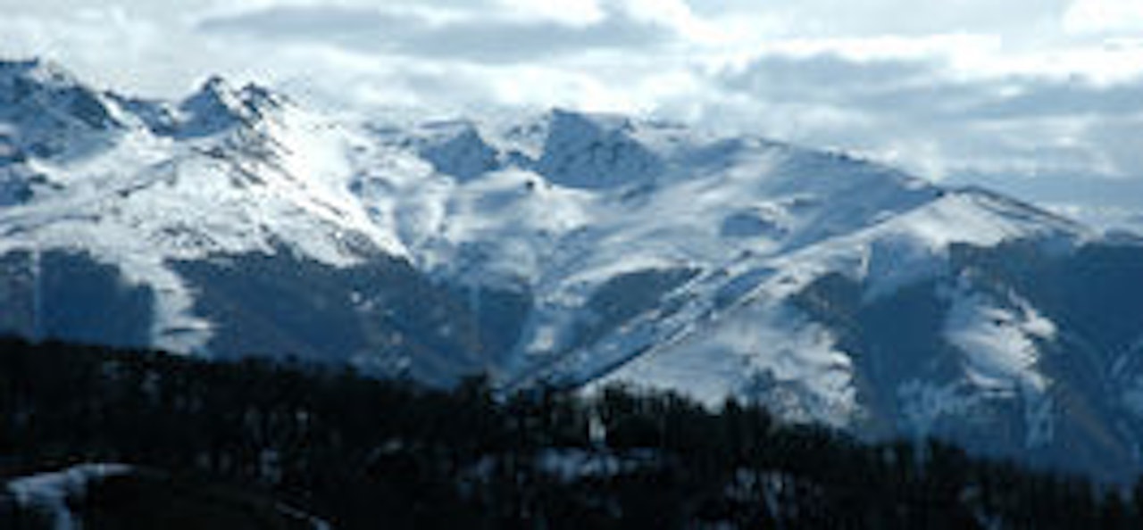Sør-amerikanske fjell i vårsol. Sør-amerikanske fjell i vårsol.