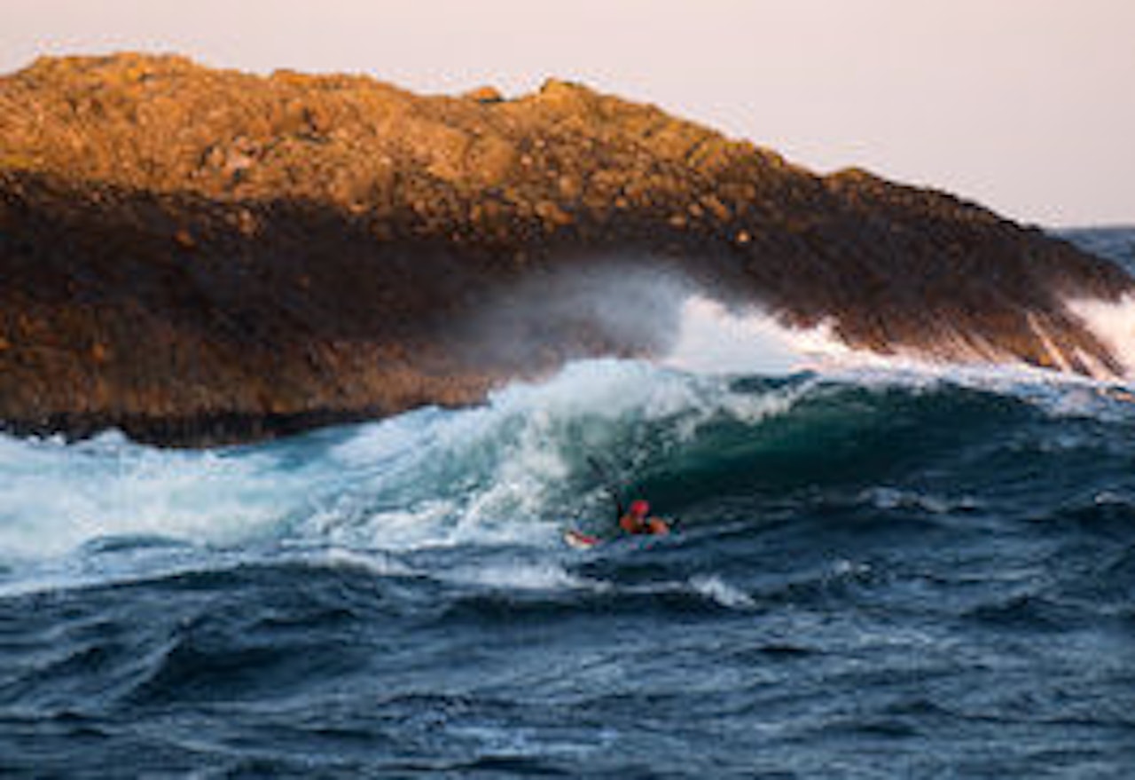 Eivind Nordeide padler inn i en massiv bølge på Bulandet. Foto: Lars Grepstad Eivind Nordeide padler inn i en massiv bølge på Bulandet. Foto: Lars Grepstad