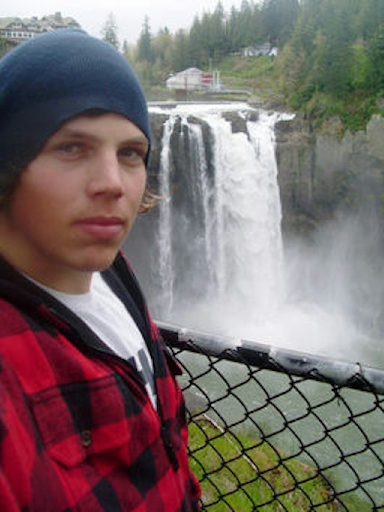 HUNDERFOSSEN: PK poserer foran en foss på vestlandet HUNDERFOSSEN: PK poserer foran en foss på vestlandet