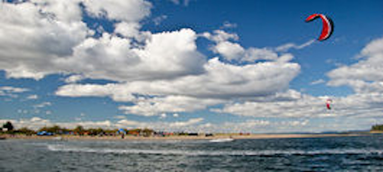 Den lille øya utenfor Larkollen de lokale kiterne helst holder for seg selv. Foto: Marius Arnesen Den lille øya utenfor Larkollen de lokale kiterne helst holder for seg selv. Foto: Marius Arnesen