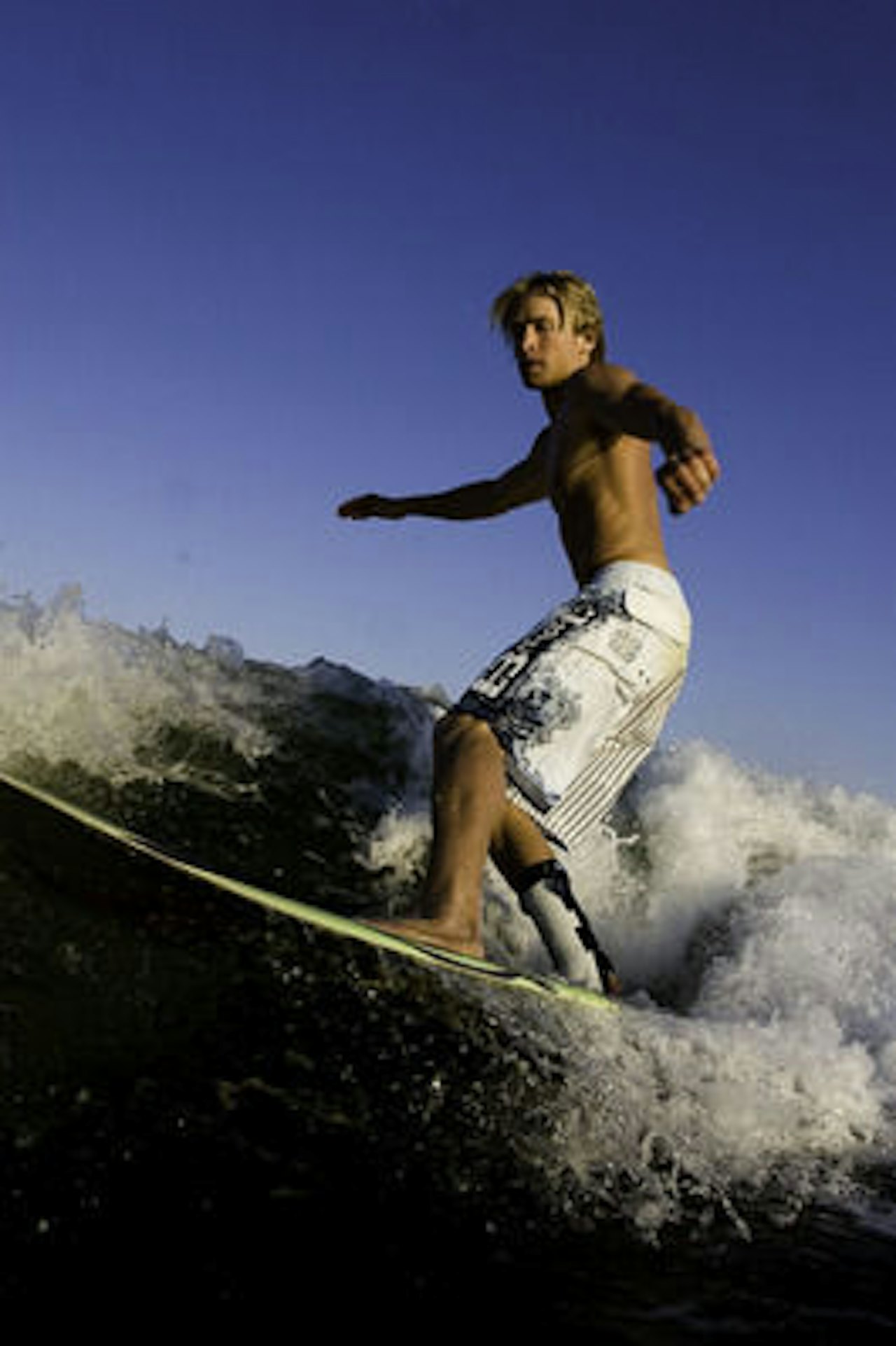 BØLGEBRYTER: Sigve Botnen finner bølger i skjærgården av Tønsberg. Foto: Christian Nerdrum BØLGEBRYTER: Sigve Botnen finner bølger i skjærgården av Tønsberg. Foto: Christian Nerdrum