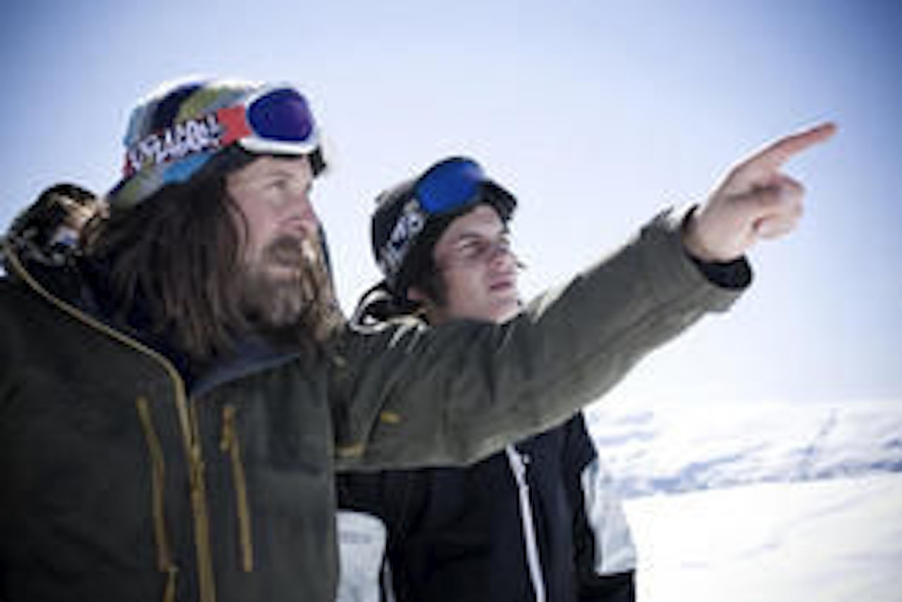 Peter Stormare og Sebastian Stigar i rollene Tommen og Mikkel. Peter Stormare og Sebastian Stigar i rollene Tommen og Mikkel.