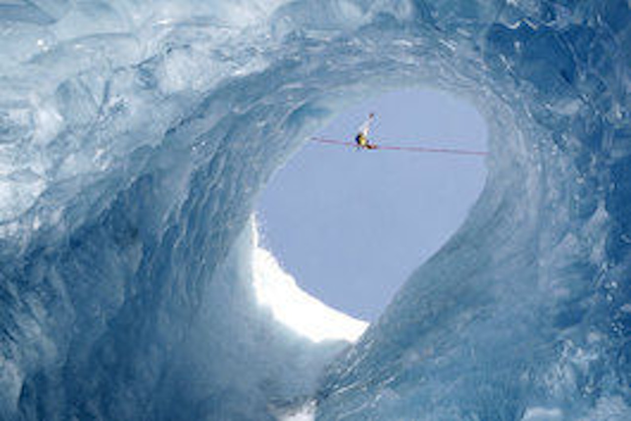 OVER HØLET: Christian Schou balanserer 30 meter over smeltevannet OVER HØLET: Christian Schou balanserer 30 meter over smeltevannet