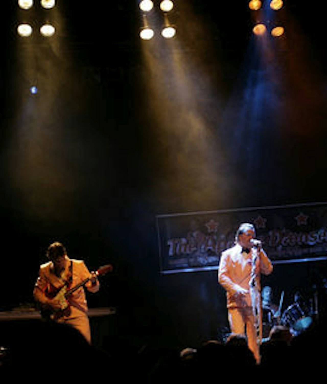 Tørrsnø på lerretet, kramgoda låtar på scenen. Tørrsnø på lerretet, kramgoda låtar på scenen.