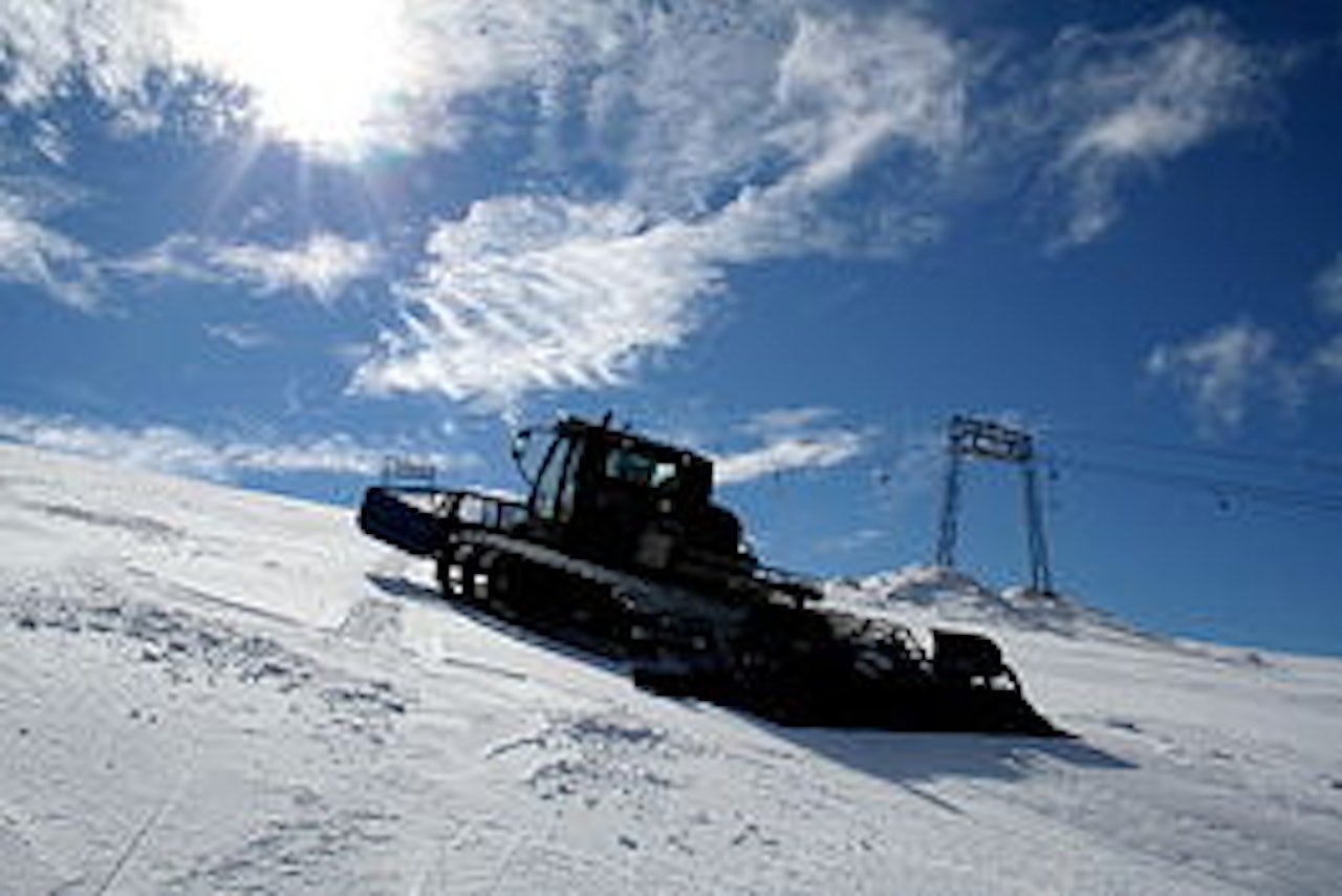 Tråkkemaskinen måtte ut og jobbe etter at septembersnøen falt over Fonna. Tråkkemaskinen måtte ut og jobbe etter at septembersnøen falt over Fonna.