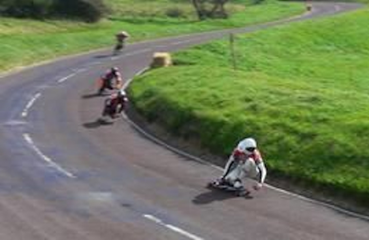 Vinneren Eirik Lundberg kommer susende nedover med hvit hjelm. Foto: Jørgen Stokke Halvorsen Vinneren Eirik Lundberg kommer susende nedover med hvit hjelm. Foto: Jørgen Stokke Halvorsen