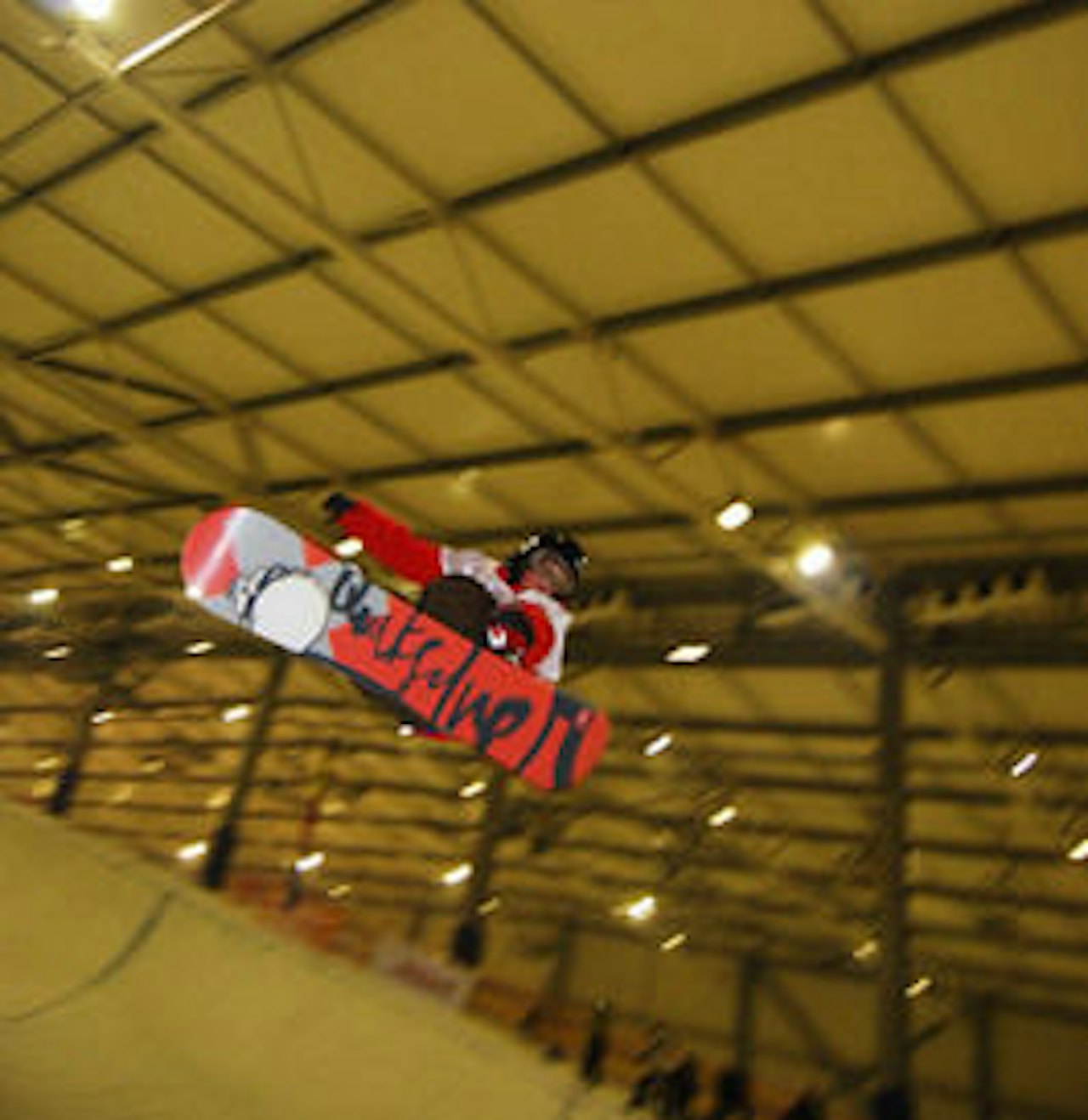 Trym Nordgård holder varmen innendørs i Hamburgs Snowfunpark. Trym Nordgård holder varmen innendørs i Hamburgs Snowfunpark.