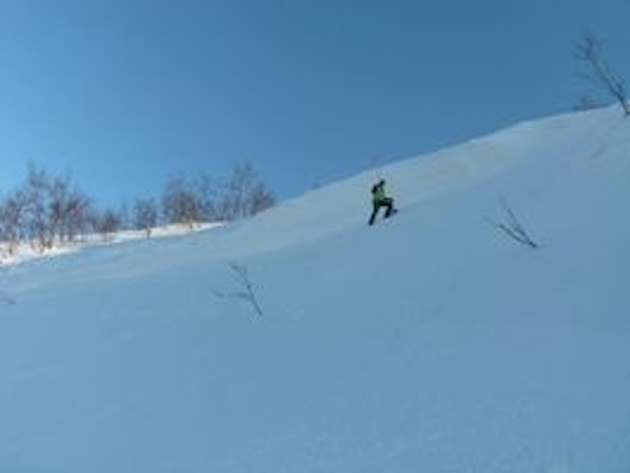 BRUDDKANT: Skredet var cirka 35 x 30 meter, med bruddkant på nærmere 2 meter. Foto: Kjetil Brattlien BRUDDKANT: Skredet var cirka 35 x 30 meter, med bruddkant på nærmere 2 meter. Foto: Kjetil Brattlien