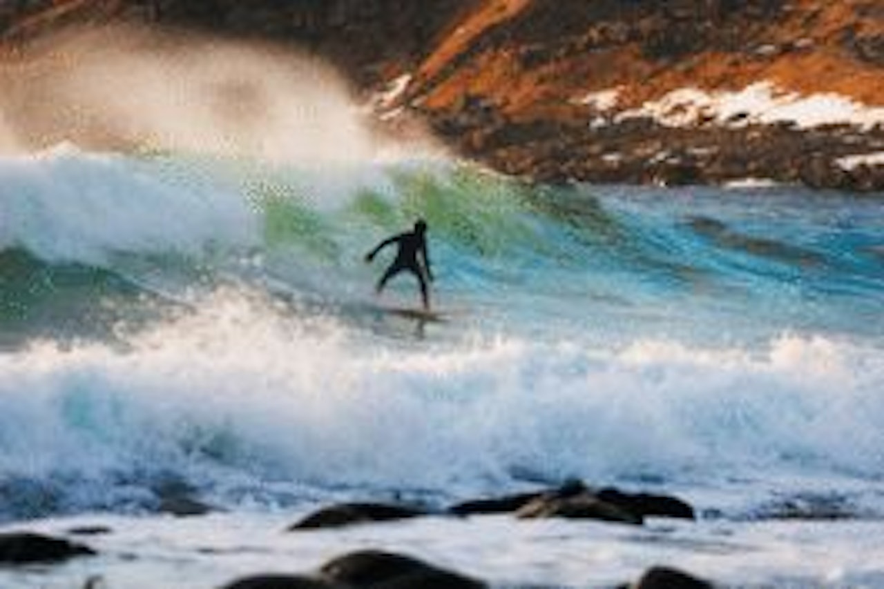 På Unstad i Lofoten blir det sosial bølgesamling i juli. Bilde: Christian Nerdrum På Unstad i Lofoten blir det sosial bølgesamling i juli. Bilde: Christian Nerdrum