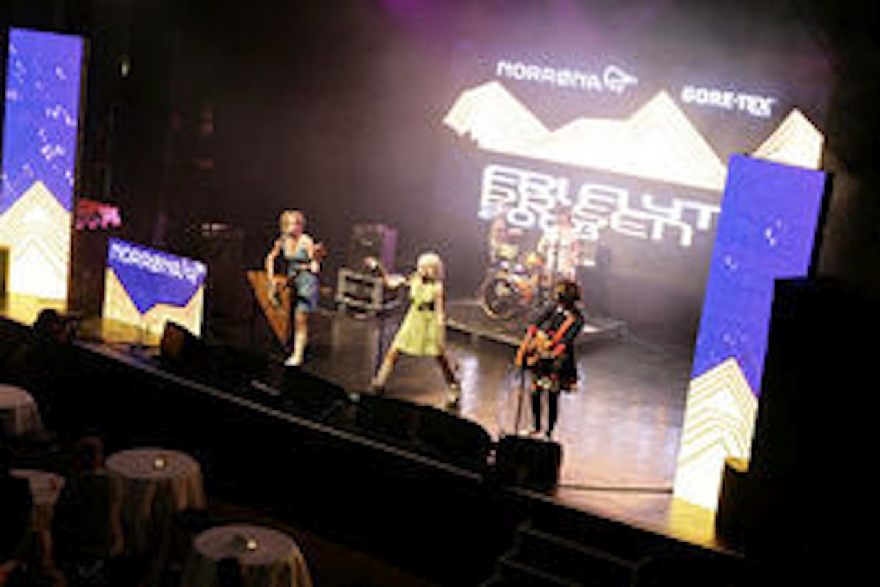 ÅPNET SHOWET: Katzenjammer dro igang festen. Foto: L-K Haugen ÅPNET SHOWET: Katzenjammer dro igang festen. Foto: L-K Haugen