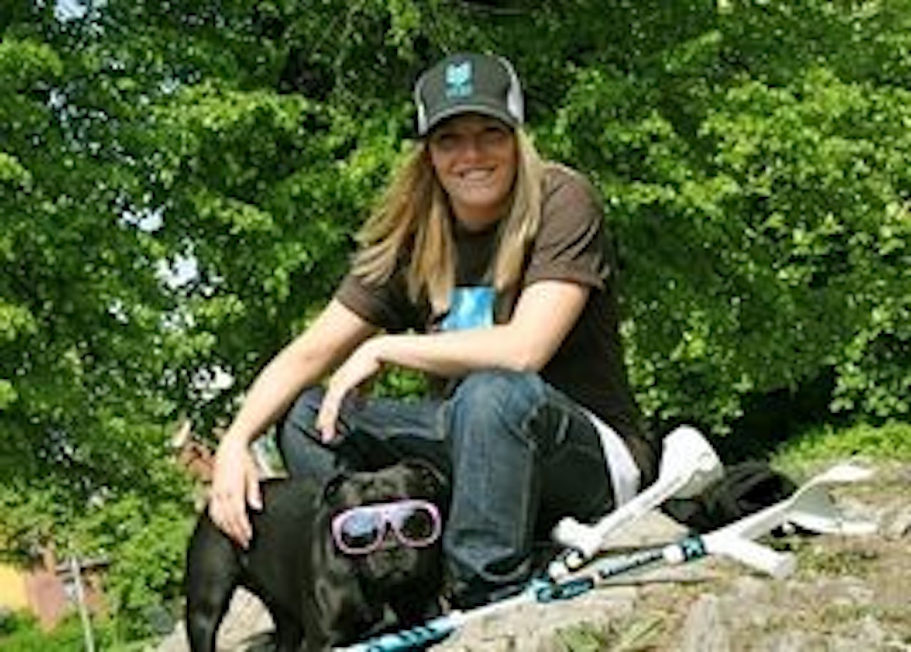 Line Kjos smiler selv om skateboardet er byttet ut med krykker. Line Kjos smiler selv om skateboardet er byttet ut med krykker.