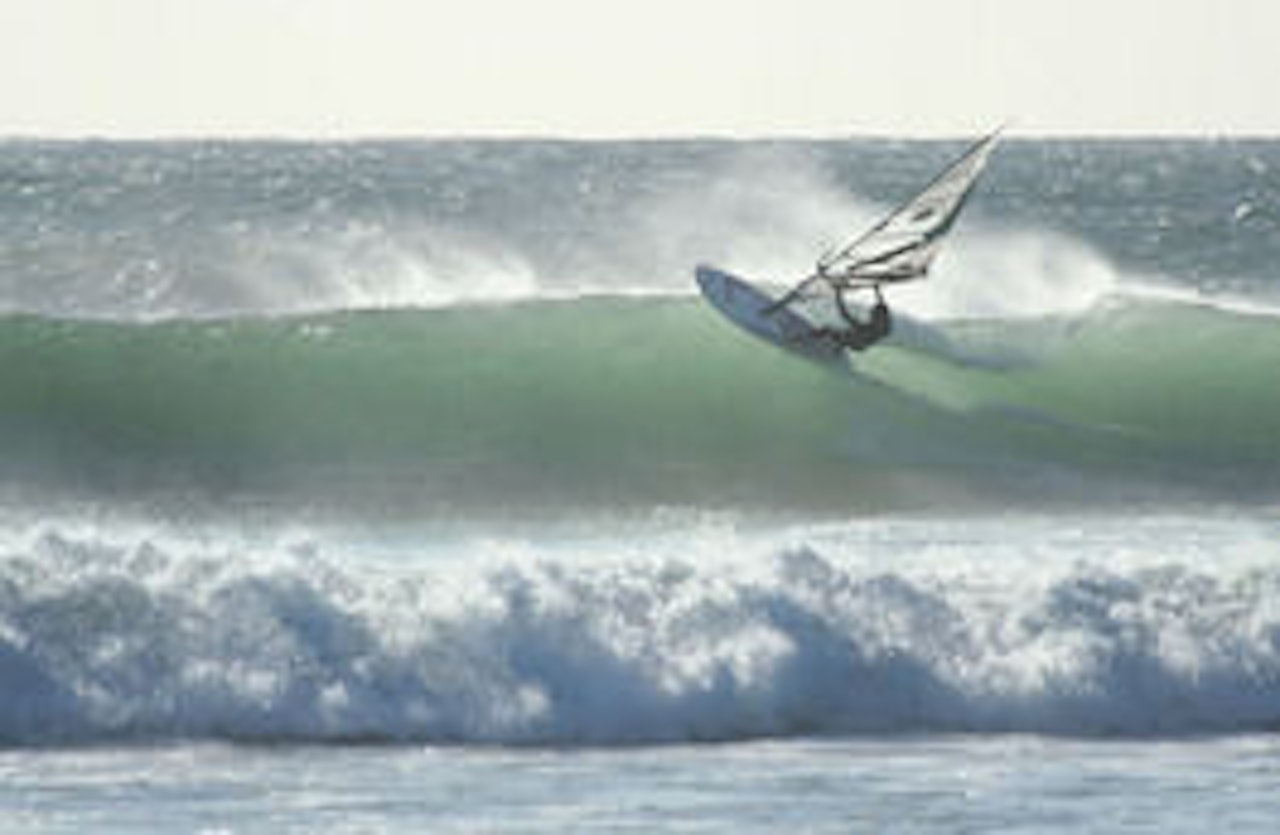 BØLGERITT: Ingenting å si på bølgene. Hans Kristian Waarum i veggen. Foto: Ingunn Botnen BØLGERITT: Ingenting å si på bølgene. Hans Kristian Waarum i veggen. Foto: Ingunn Botnen