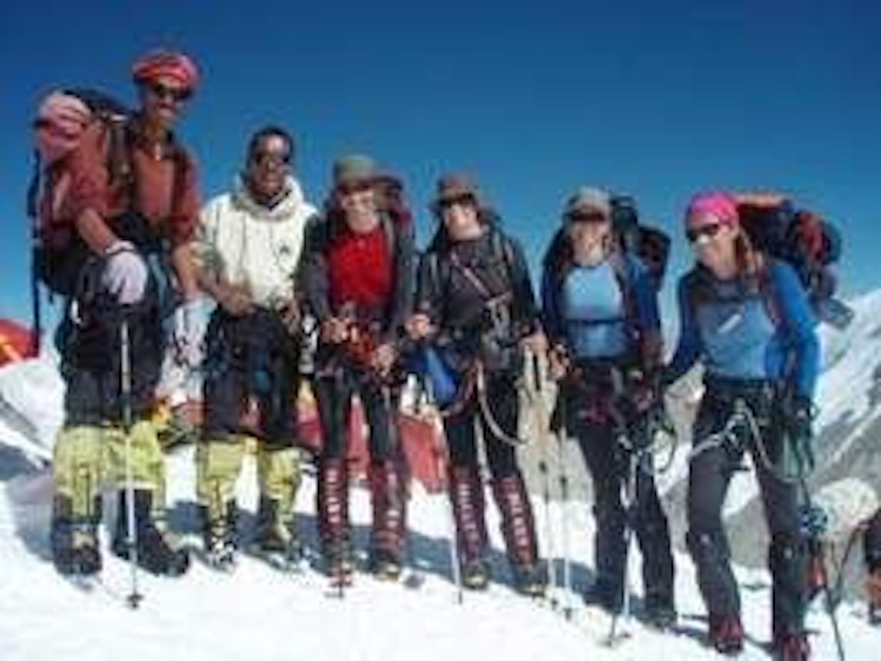 Cecilie, Silje, Linn, Anneli og sherpa på tur. Foto: Cho Oyo 2007 Cecilie, Silje, Linn, Anneli og sherpa på tur. Foto: Cho Oyo 2007