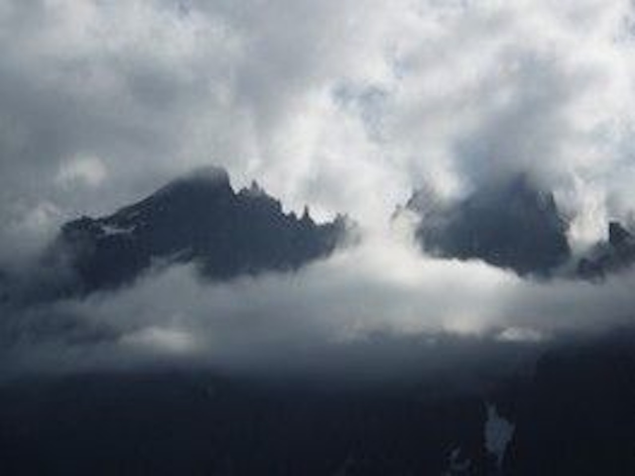 Turistforeningen lokker med camp mellom spisse romsdalsfjell. Turistforeningen lokker med camp mellom spisse romsdalsfjell.