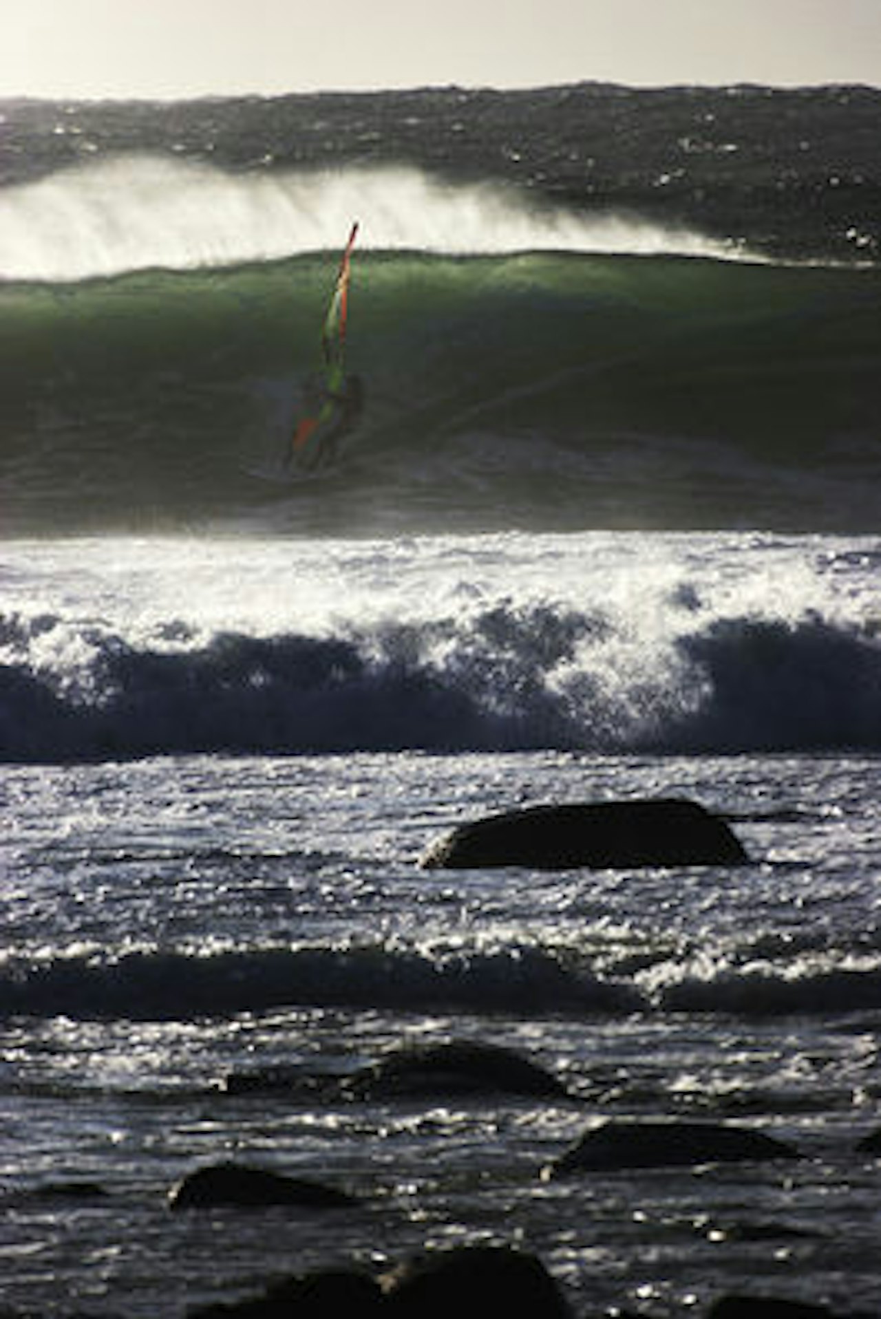 BØLGESPOTT: Ivan Christoffersen på Bua i Nordhasselvika, Lista. Foto: Christian Nerdrum BØLGESPOTT: Ivan Christoffersen på Bua i Nordhasselvika, Lista. Foto: Christian Nerdrum